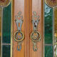 Buffet Art Nouveau en acajou sculpté et vitraux, vers 1900
