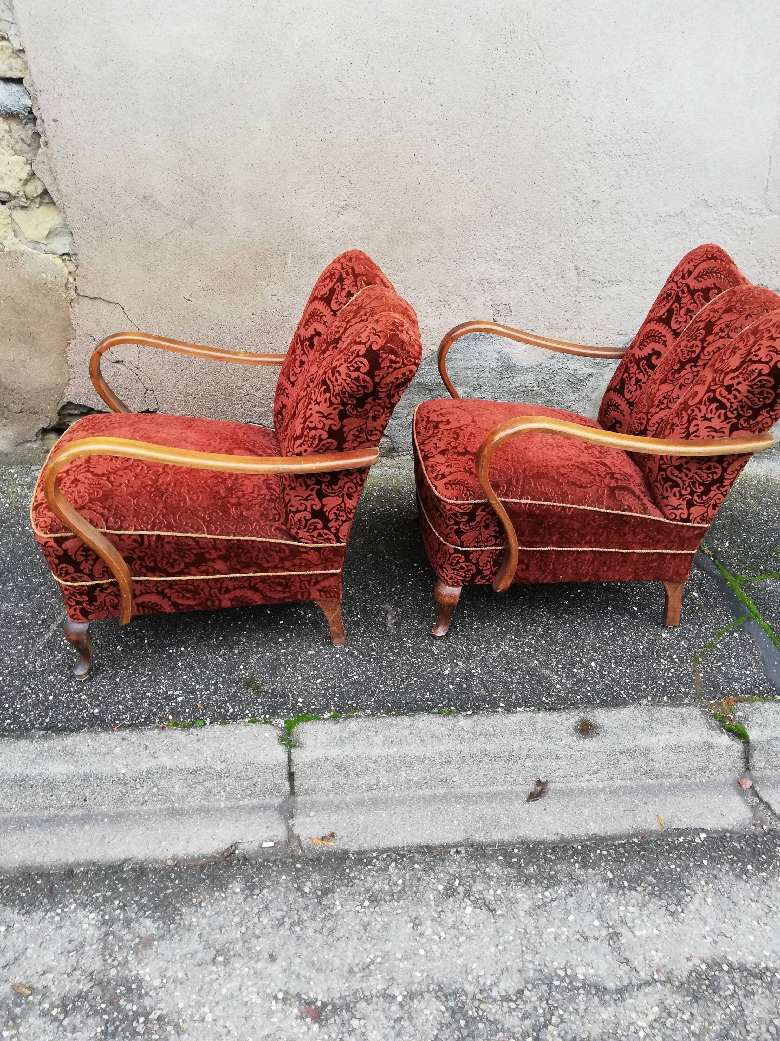 Paire de fauteuils année 50 tissu bordeaux