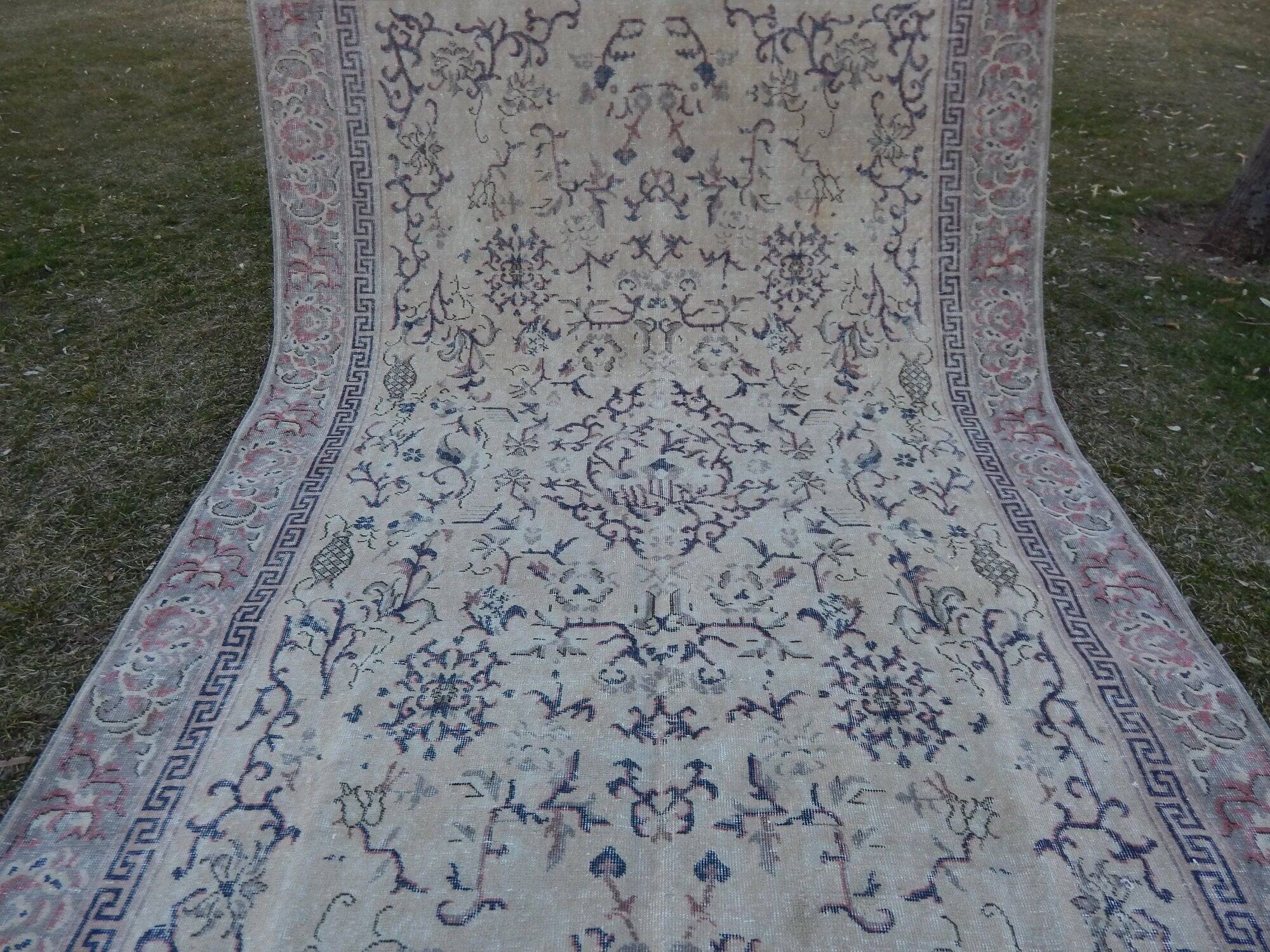 Vintage handmade Turkish rug 200x320 cm