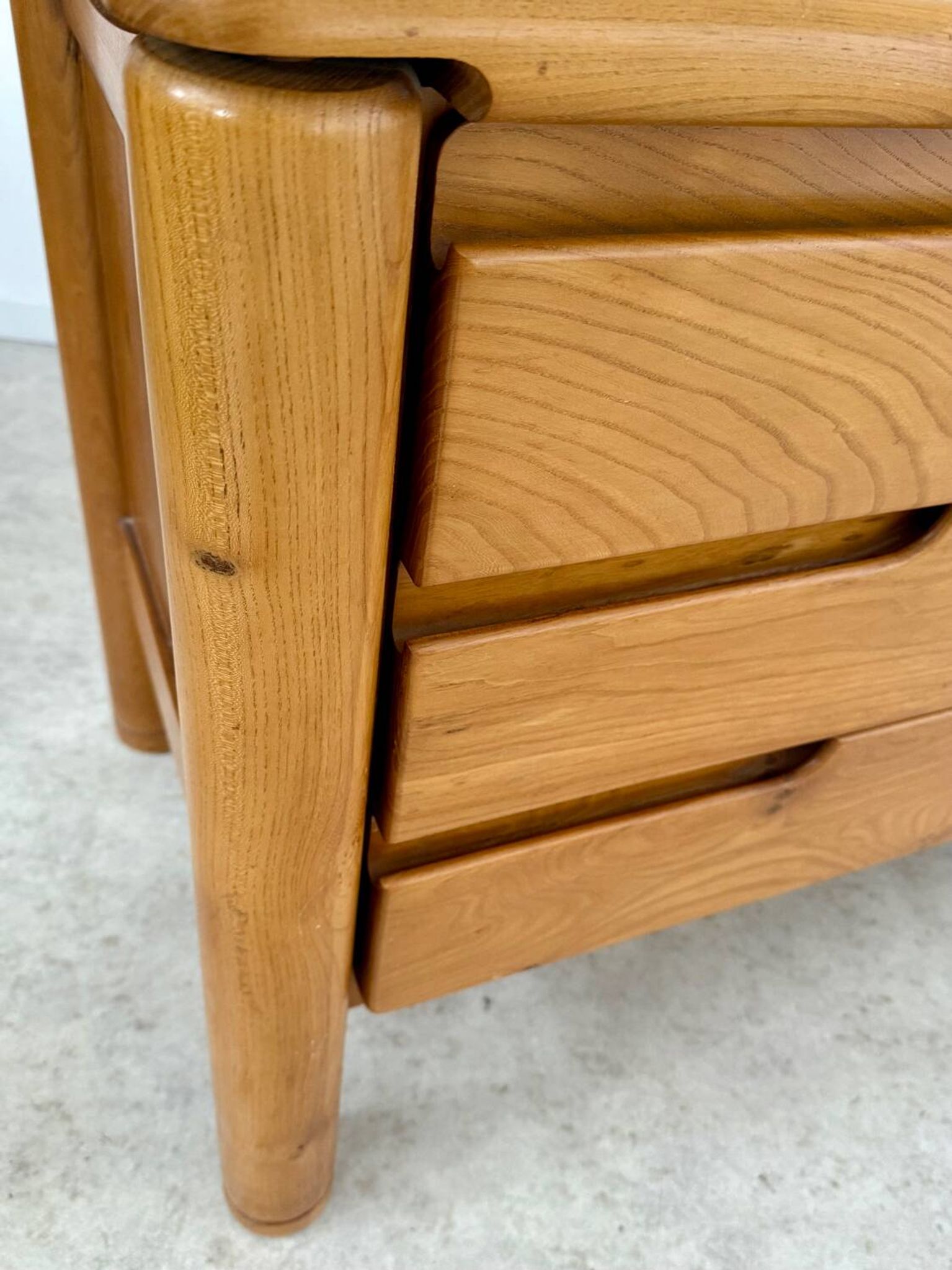Commode en orme massif Maison Regain, France années 60