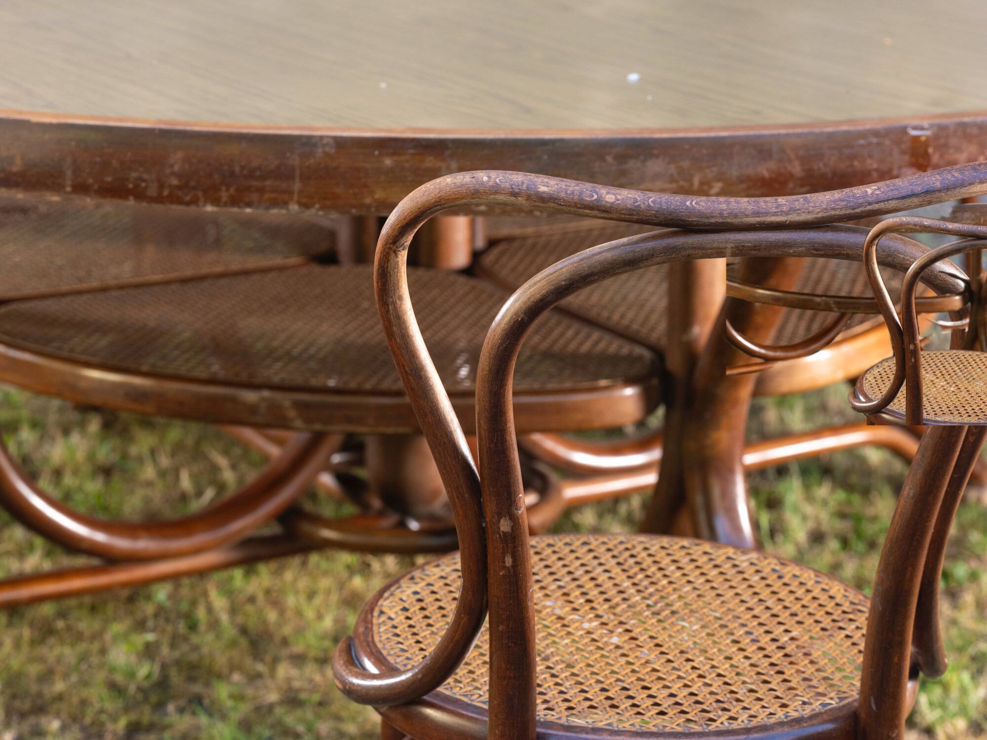 8 chaises et table en bois cintré, Empire Austro-Hongrois années 1900-1930