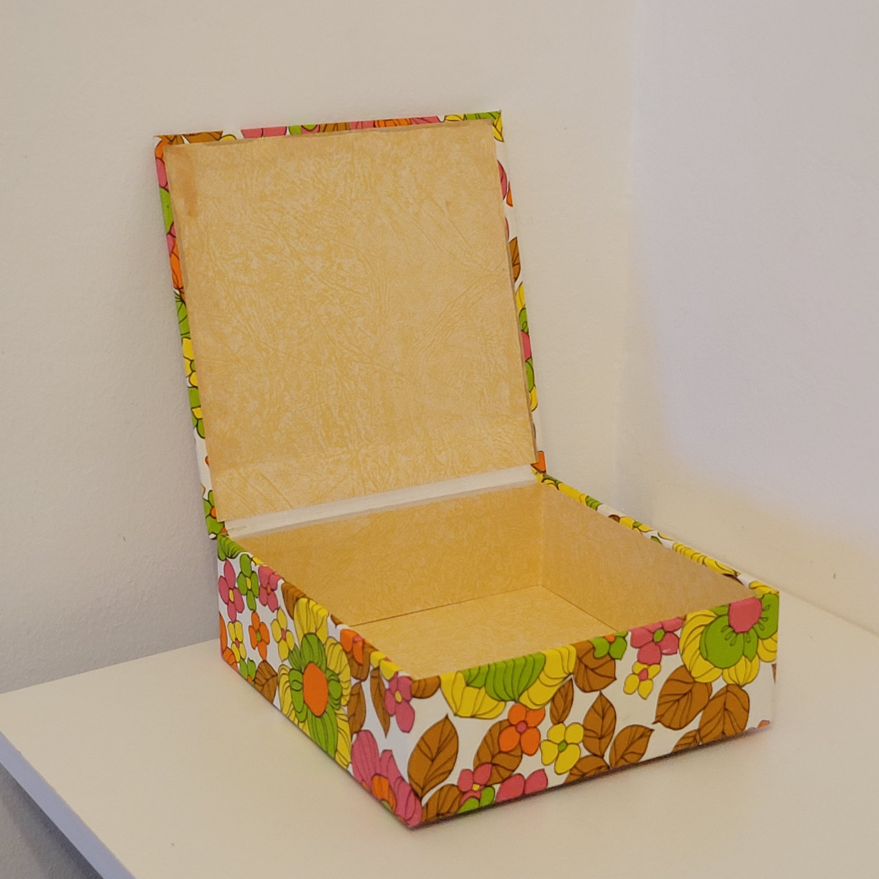 70s box in oilcloth fabric psychedelic floral decoration
