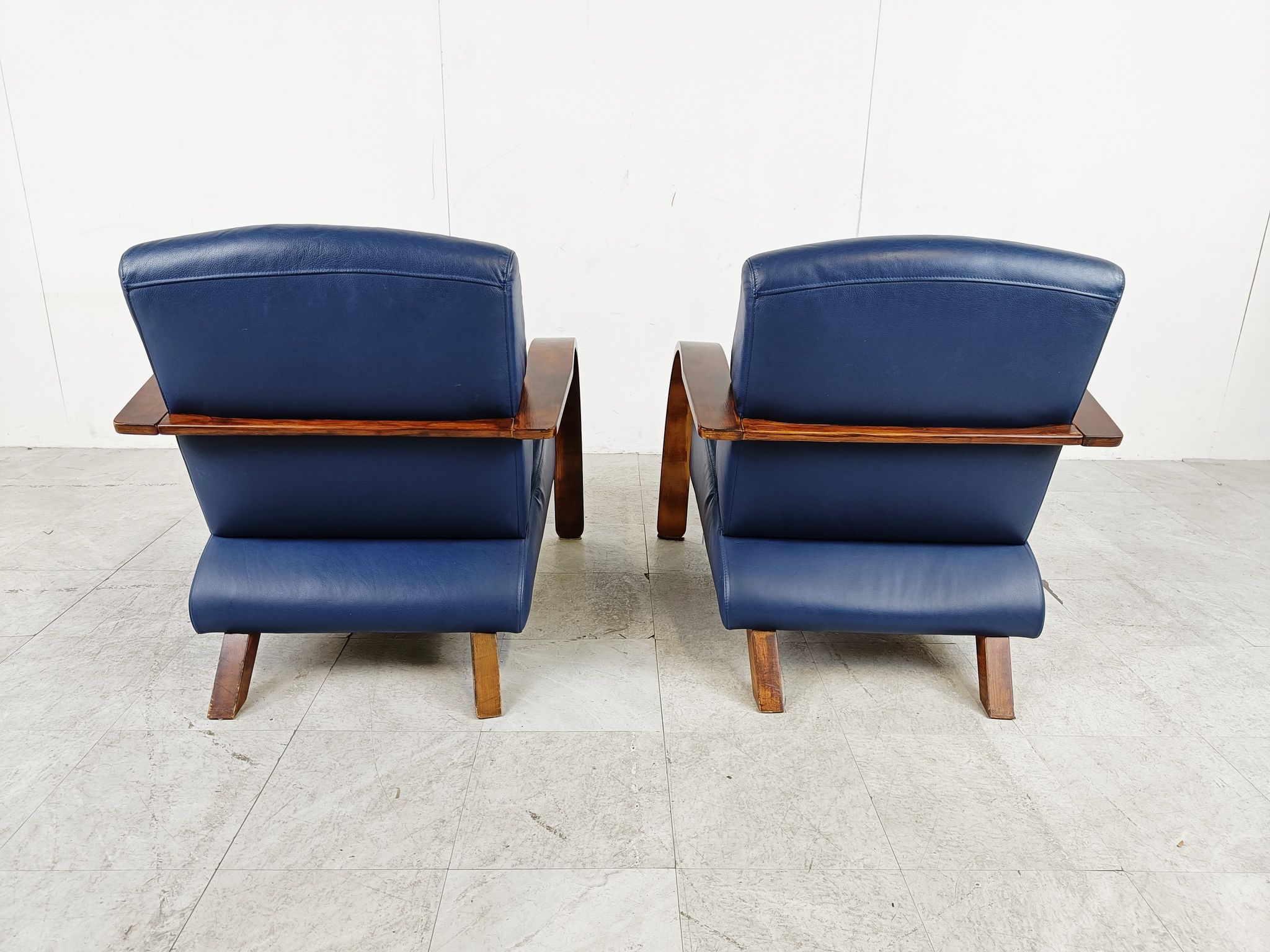 Paire de fauteuils en bois courbé et cuir bleu, années 1970