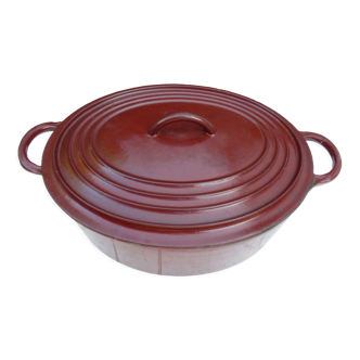 Casserole in burgundy cast iron Le Creuset