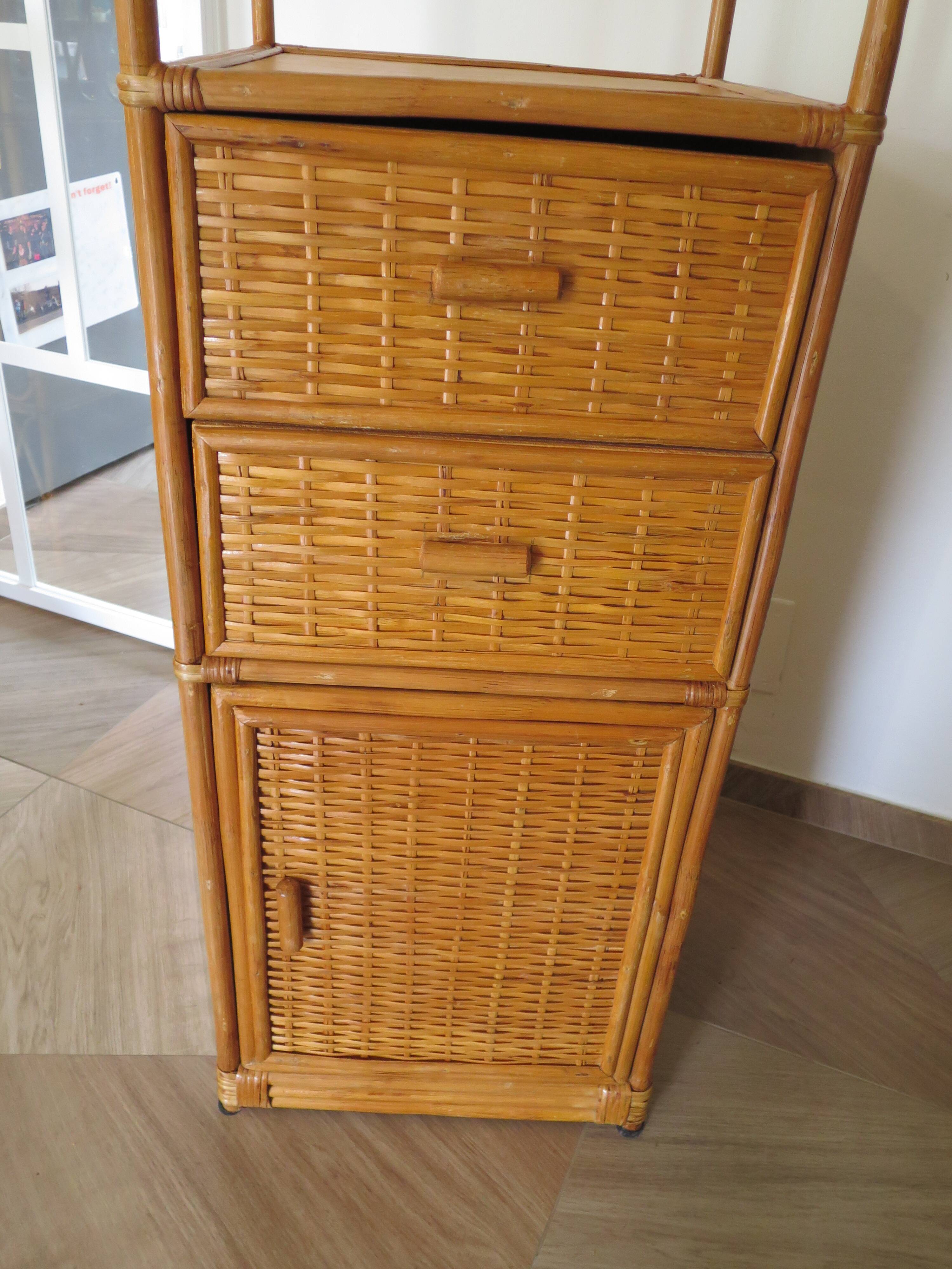 Storage column, wooden bookshelf and woven rattan.