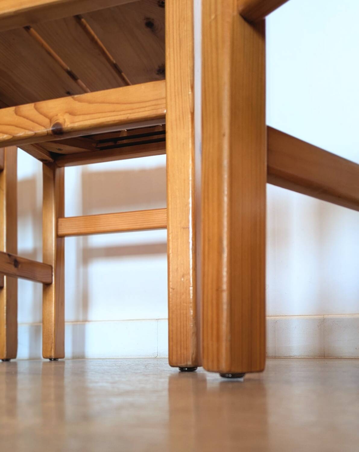 Solid pine table and chairs set – Modern mountain furniture