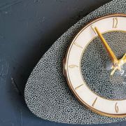 Horloge formica vintage pendule murale silencieuse asymétrique "Vert doré ronds"