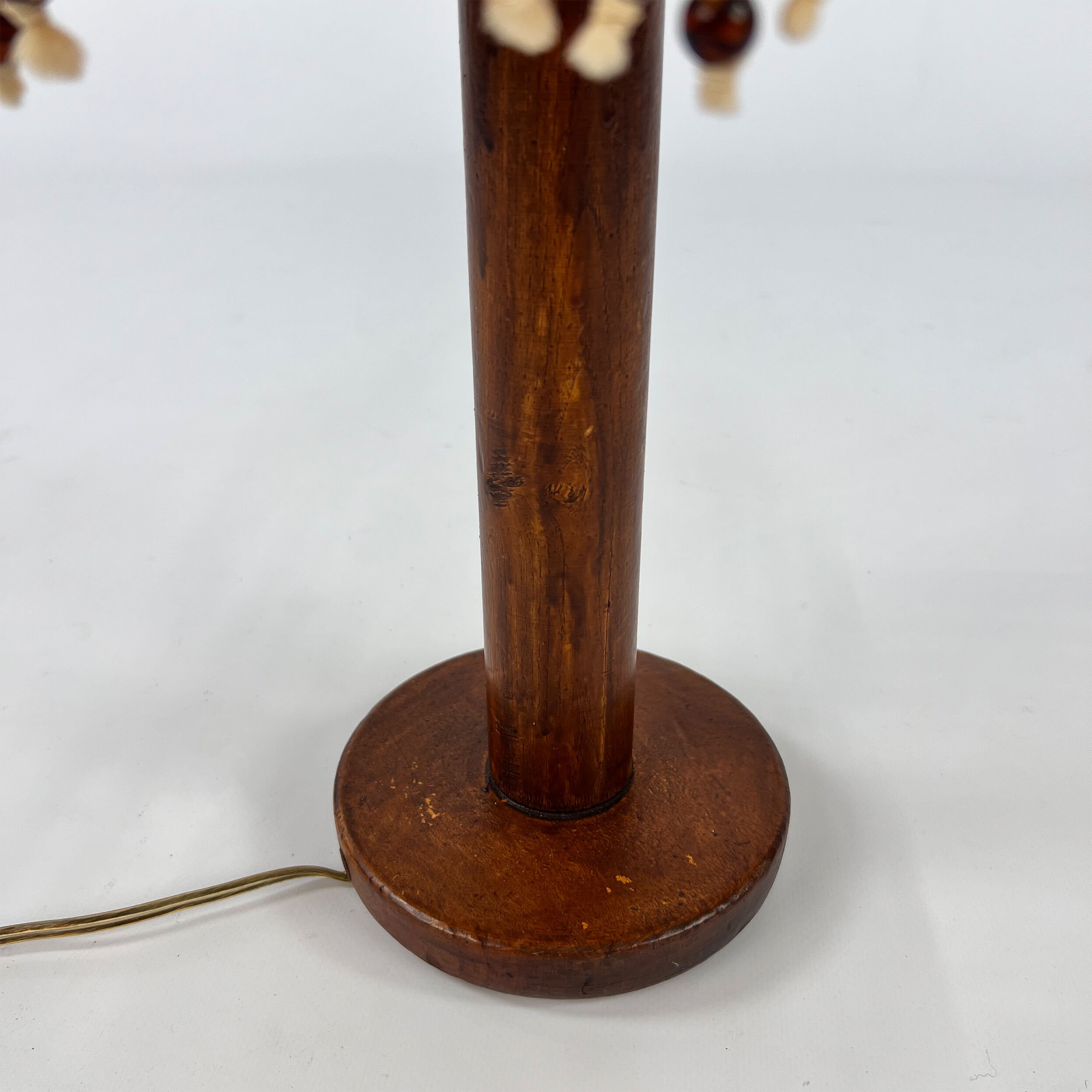 Lampe de table avec base en chêne et abat-jour en macramé, années 1960