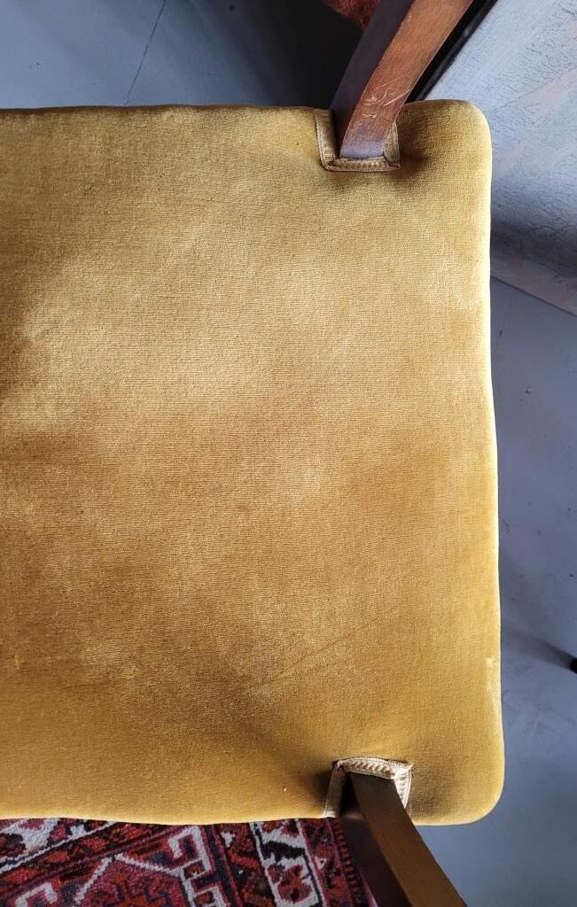 Wide and comfortable bridge chair