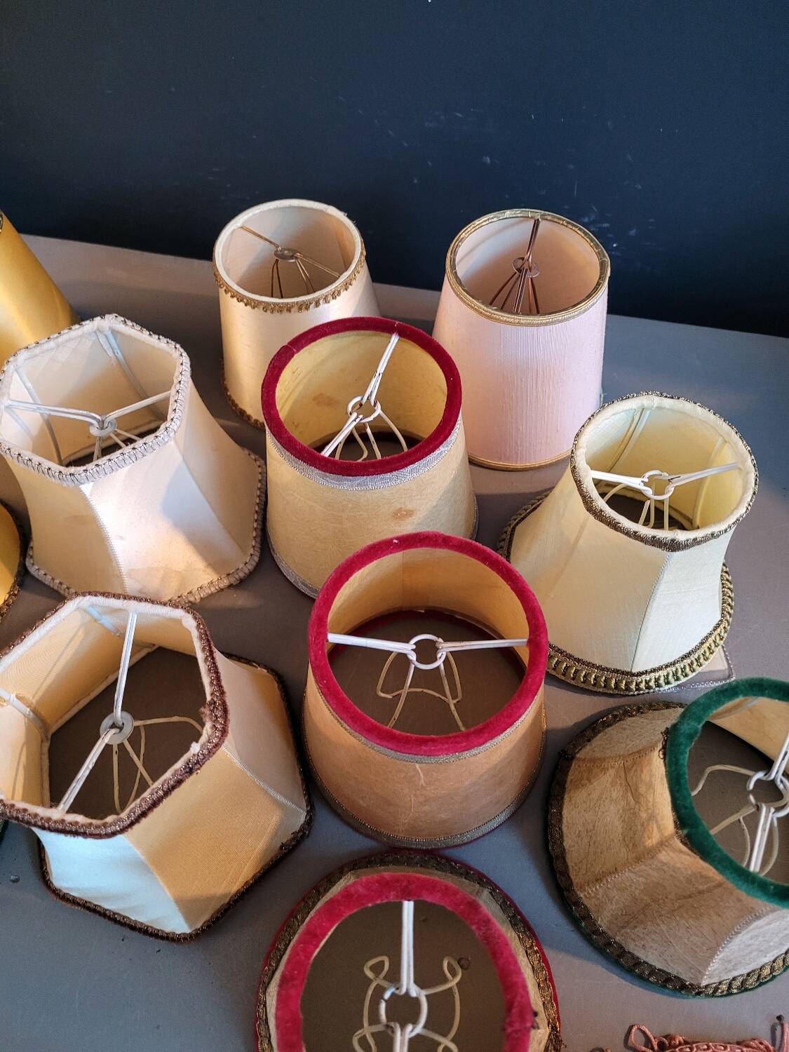 Lot de 13 abat-jour à pince anciens