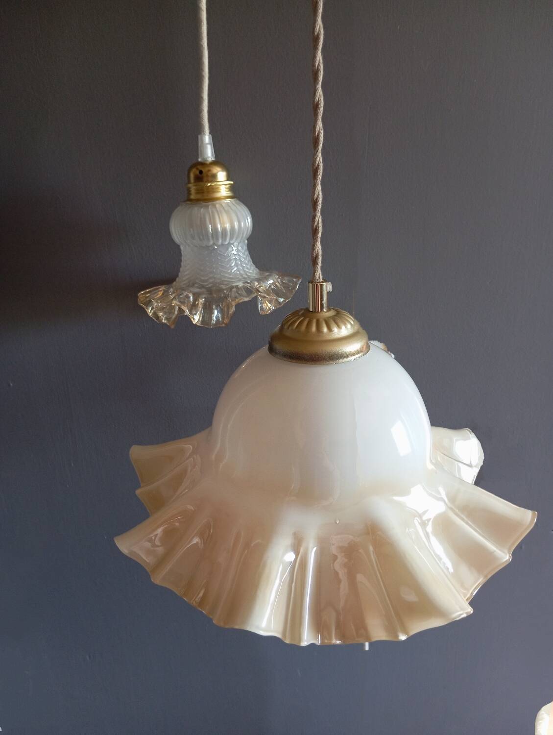 Suspension opaline à volants couleur vanille caramel 1950/60