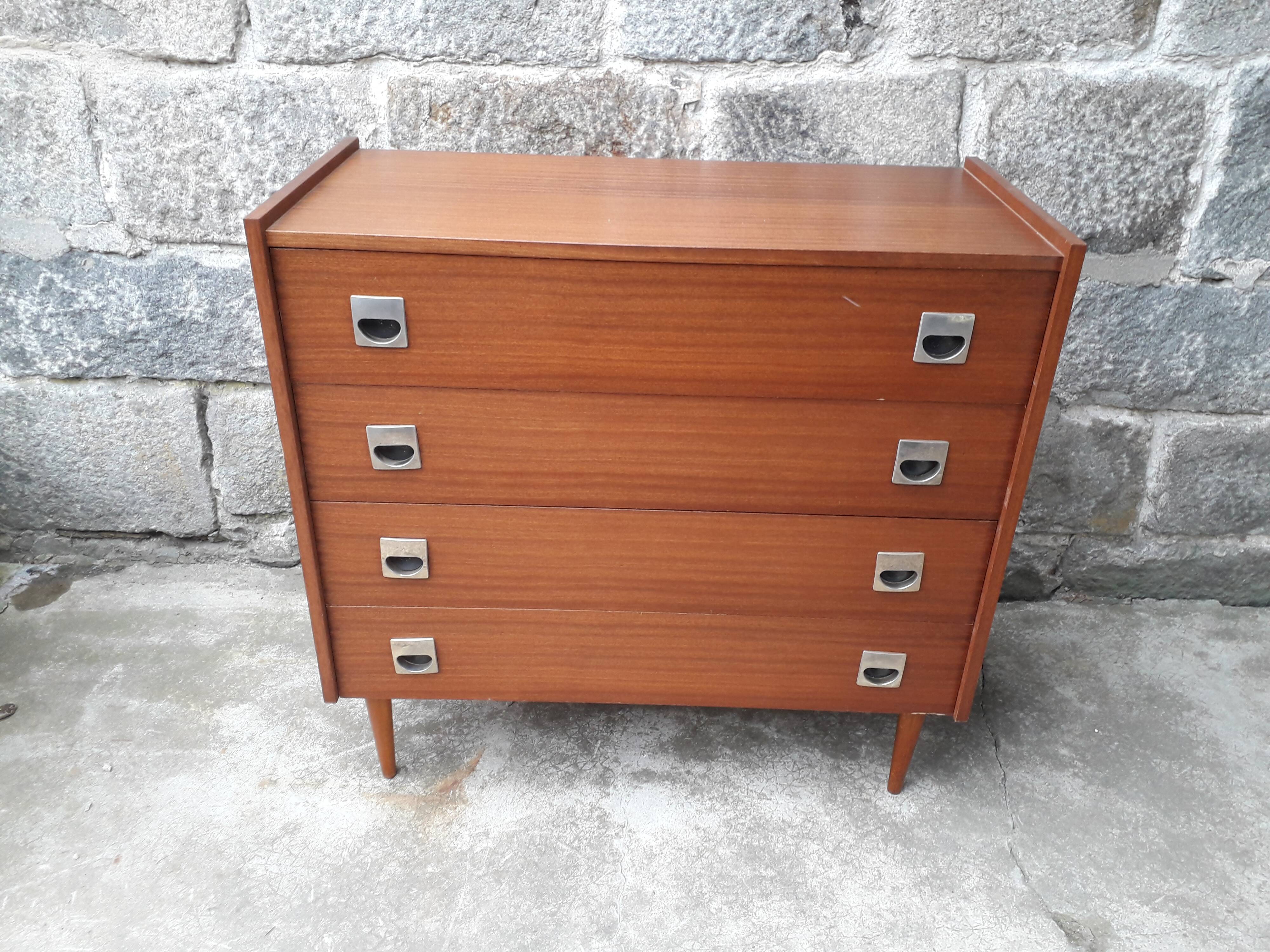 Commode vintage pieds fuseaux