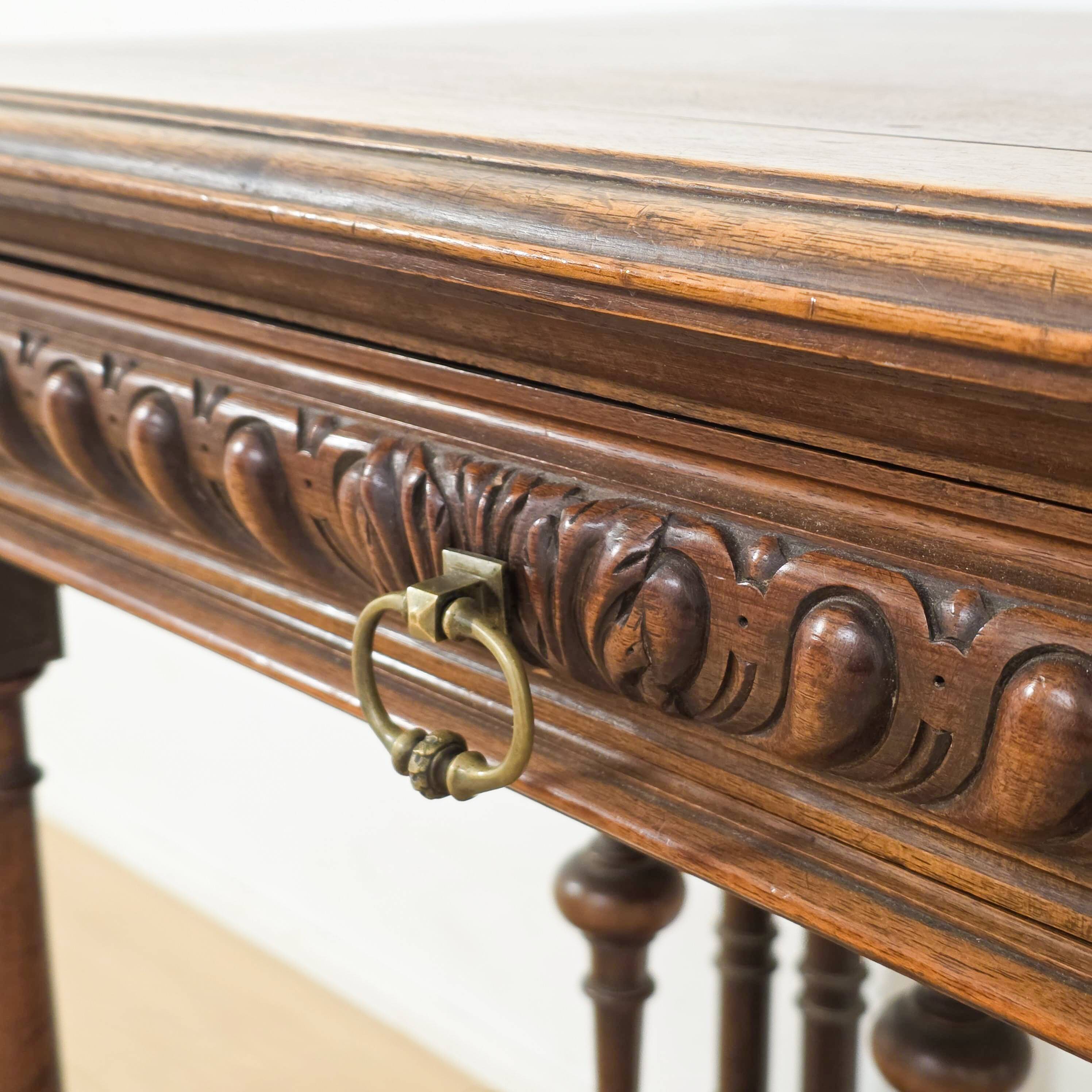 Bureau d’écrivain en noyer sculpté de style Renaissance, fin du XIXe siècle