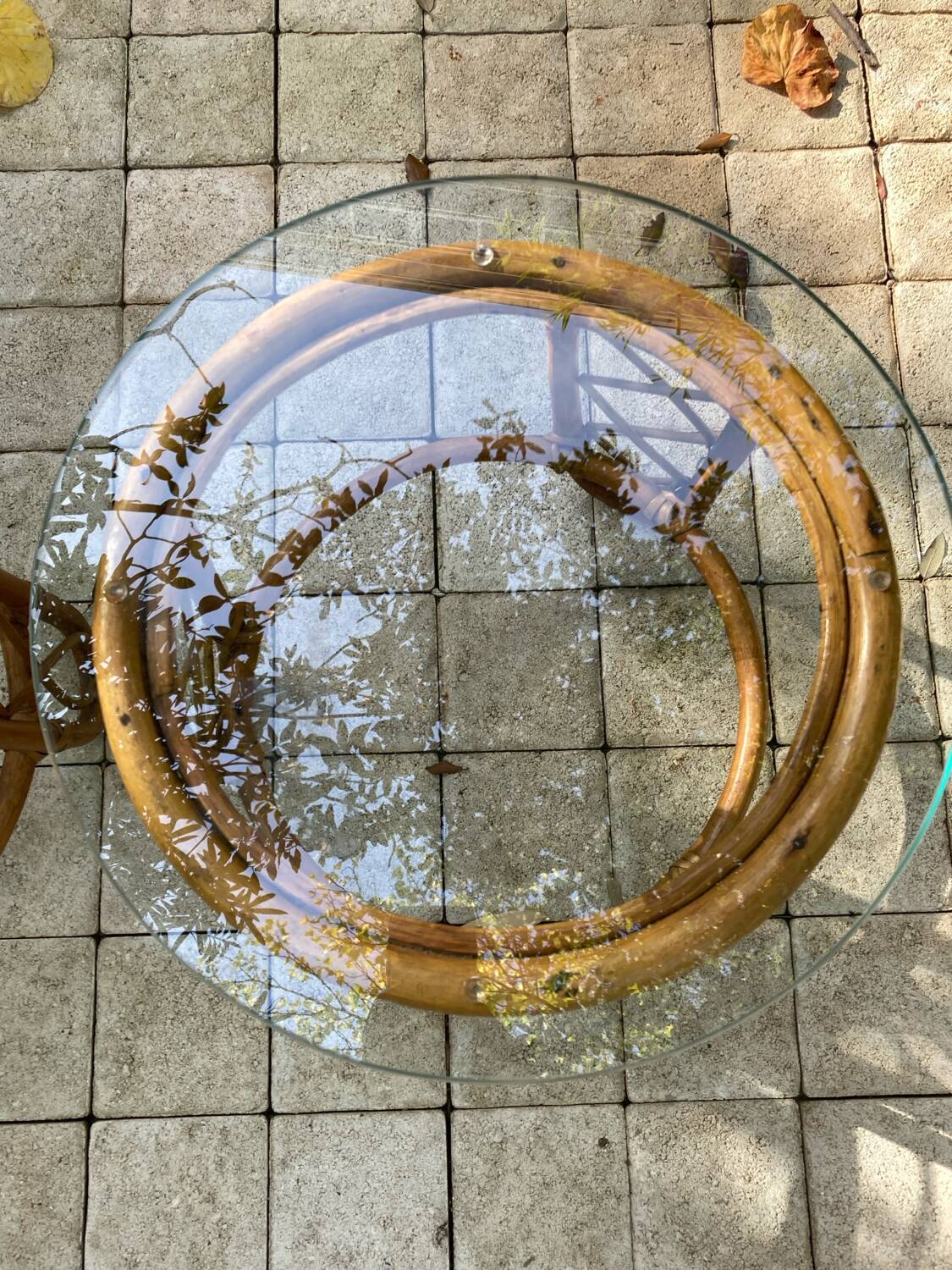 Pair of round coffee tables in vintage rattan and glass from the 1960s