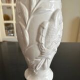 Vase with parrots