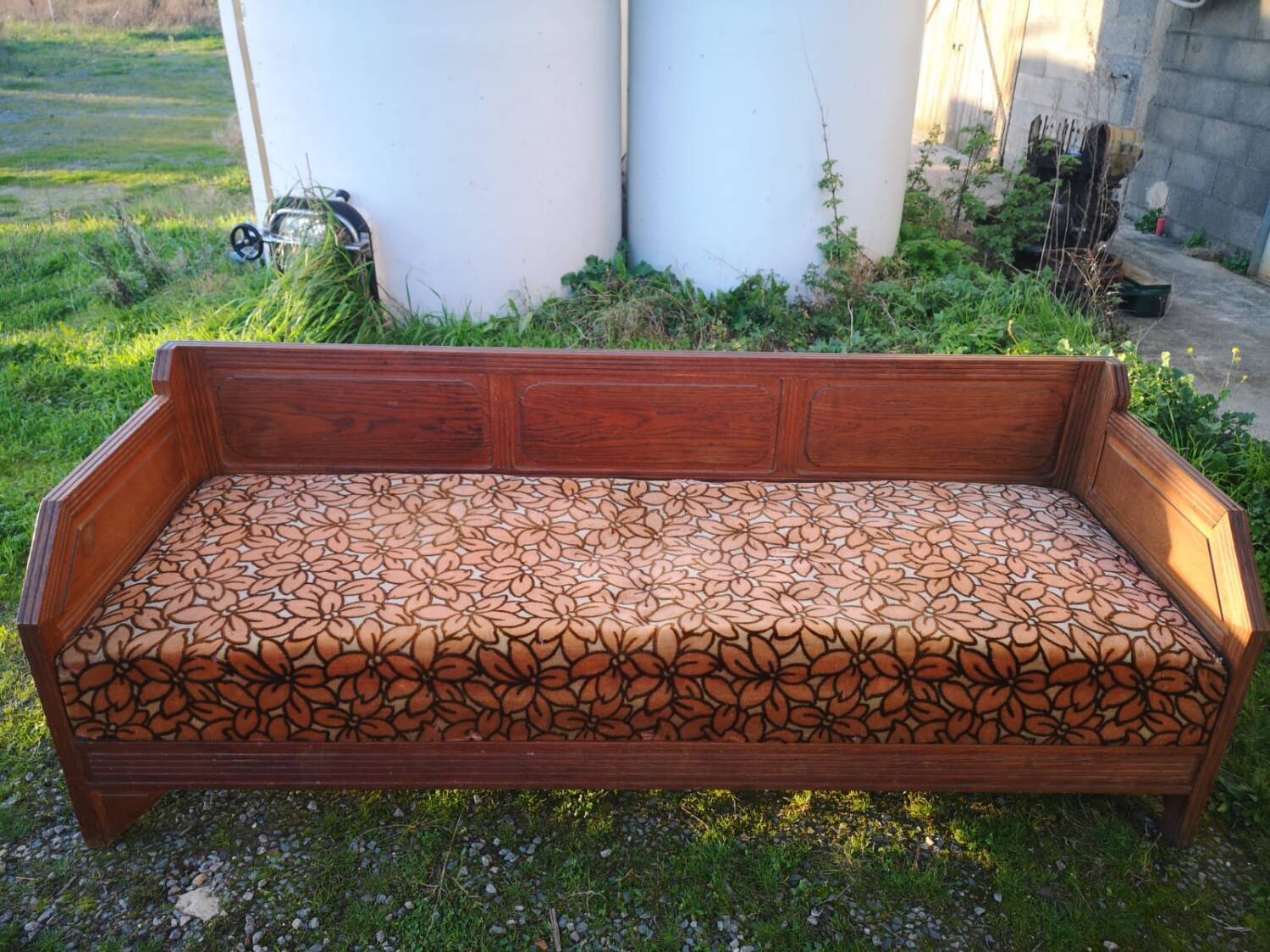 Art Deco banquette in its original condition.