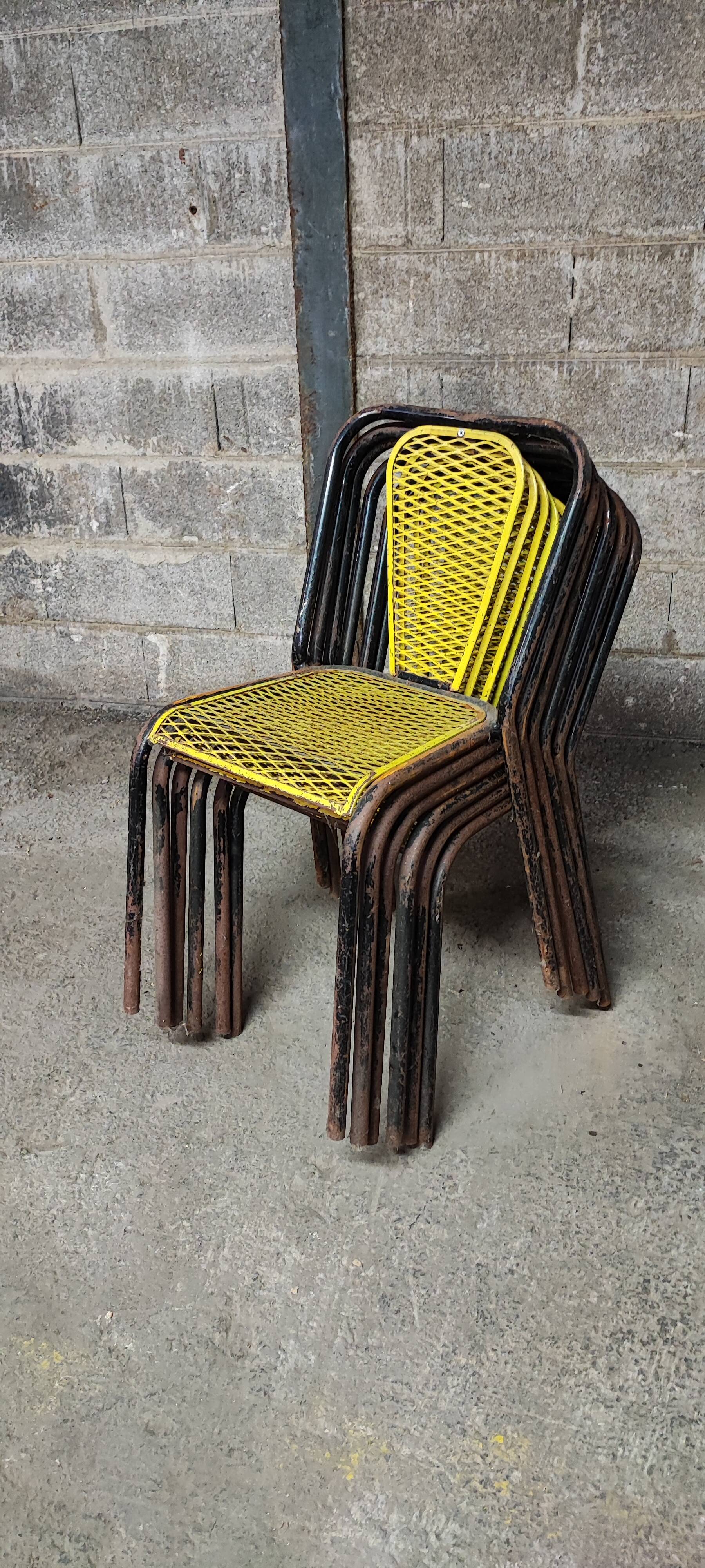 Six chaises en métal perforé seducta René Malaval