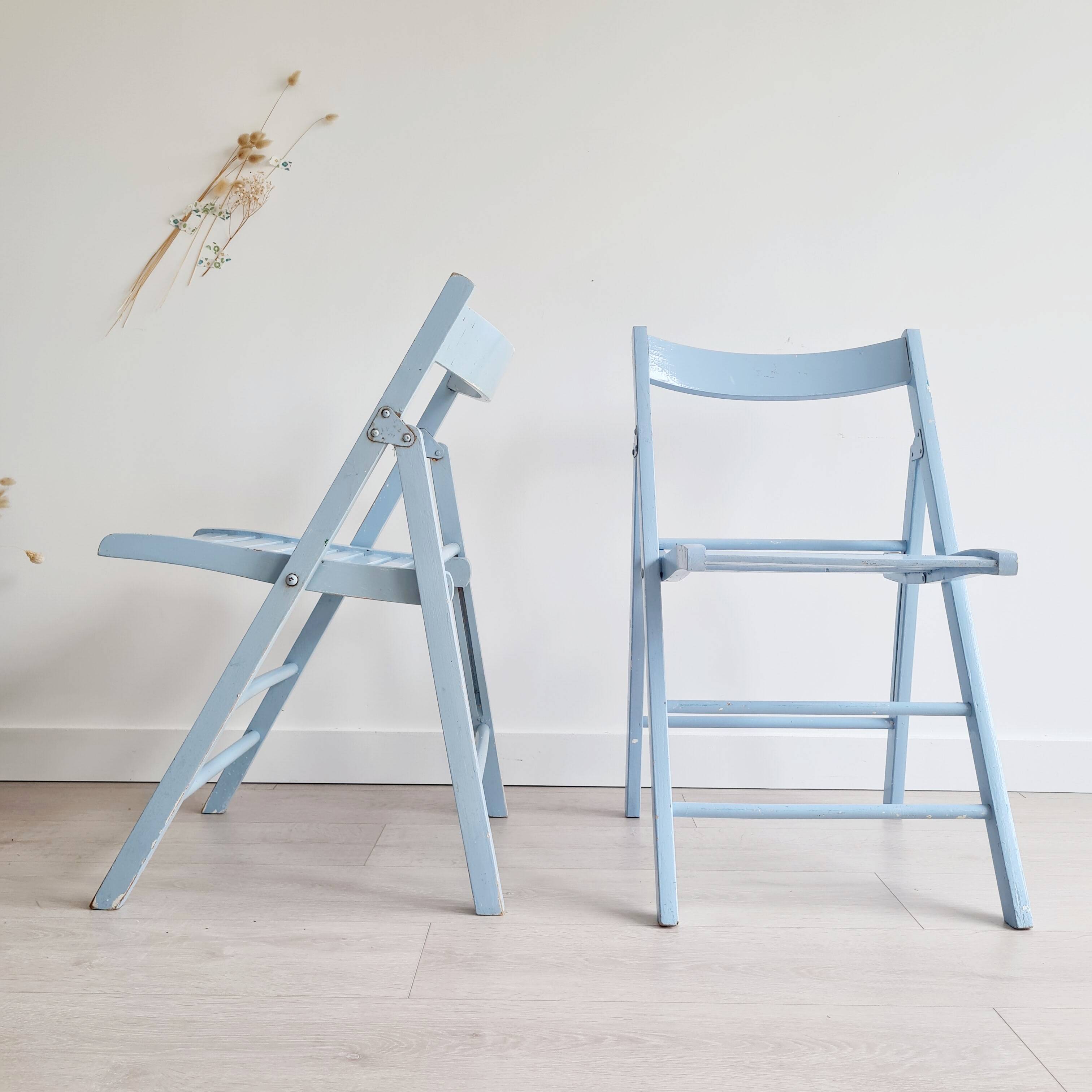 Blue folding chairs in lacquered wood