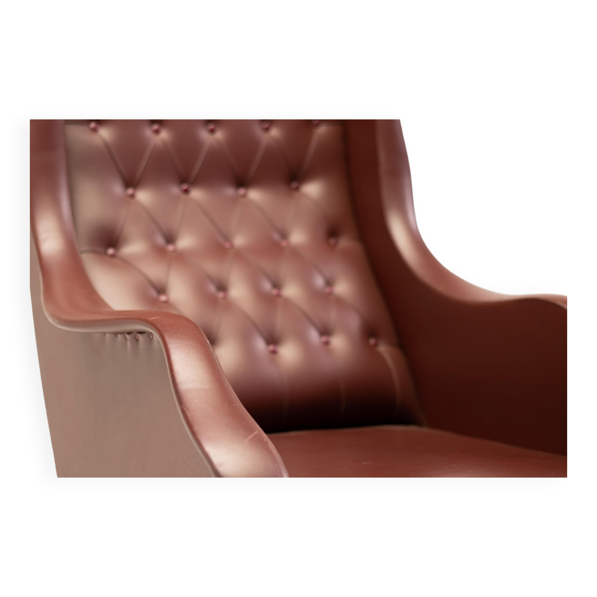 Italian reclining chaise longue from the 1950s in oxblood Naugahyde.