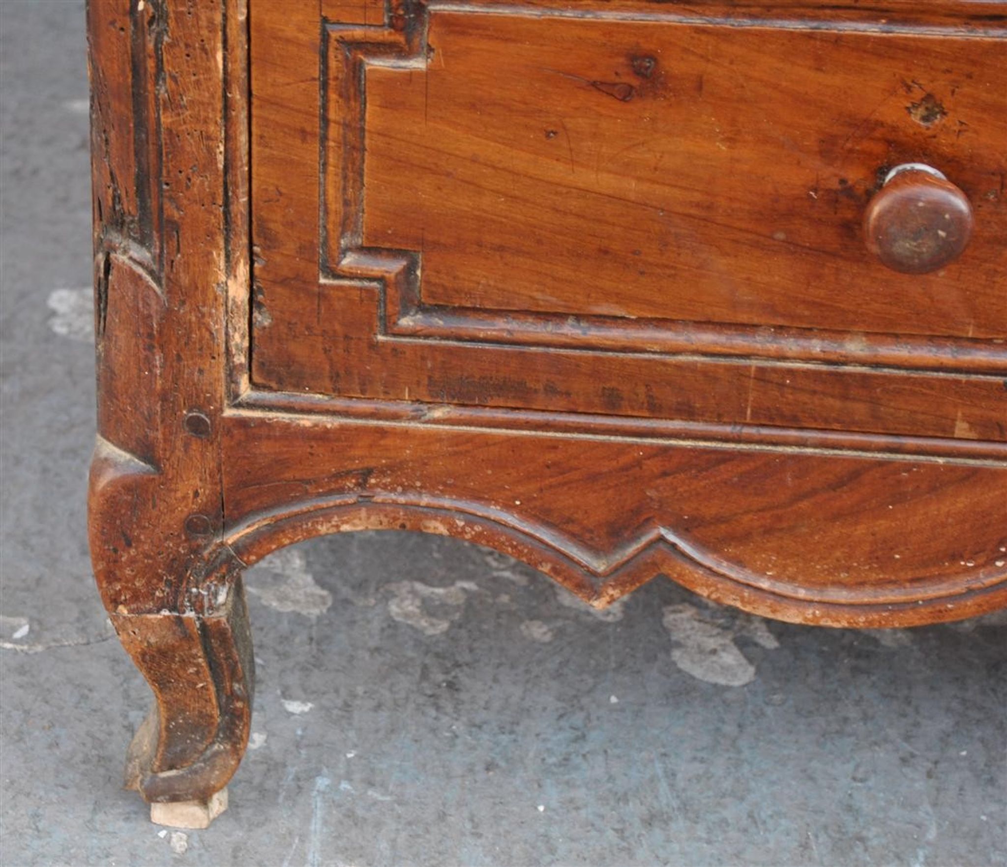 Commode en noyer d'époque XVIIIème