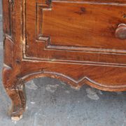 Commode en noyer d'époque XVIIIème