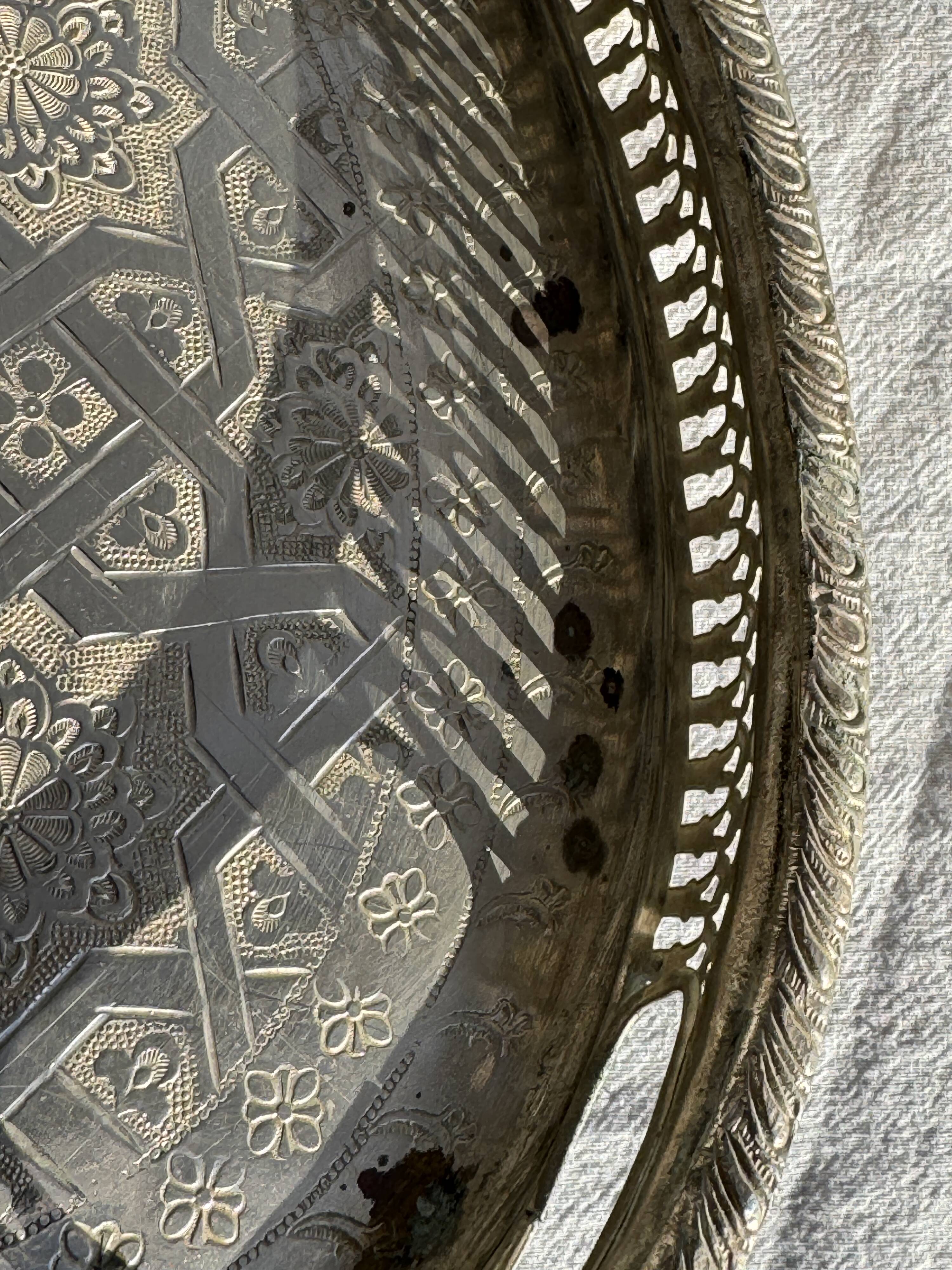 Oval Moroccan plateau engraved on a base 50x35.