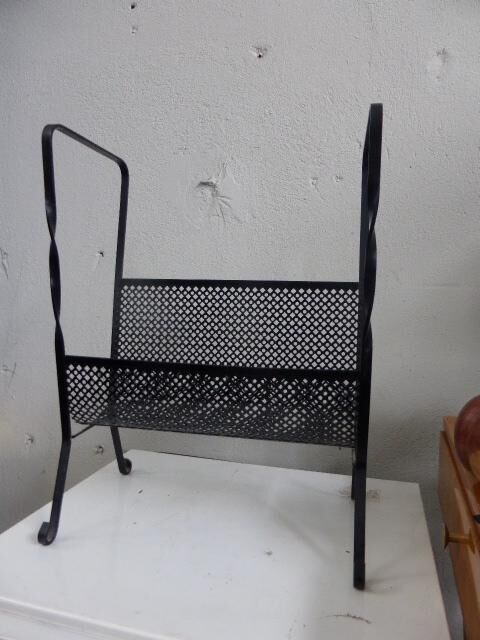Porte revues en tole perforée noire vintage 1950/1960