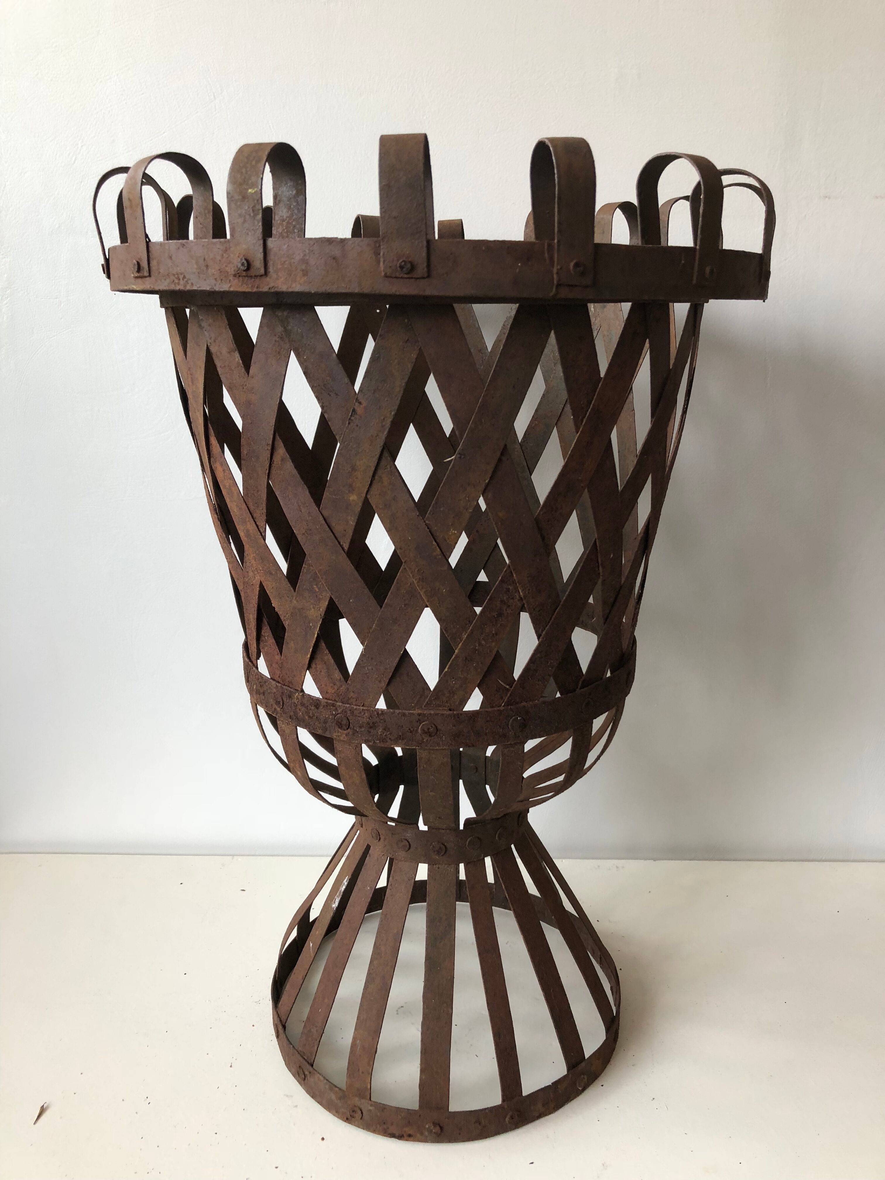 Cache pot Medici in wrought iron riveted Assembly