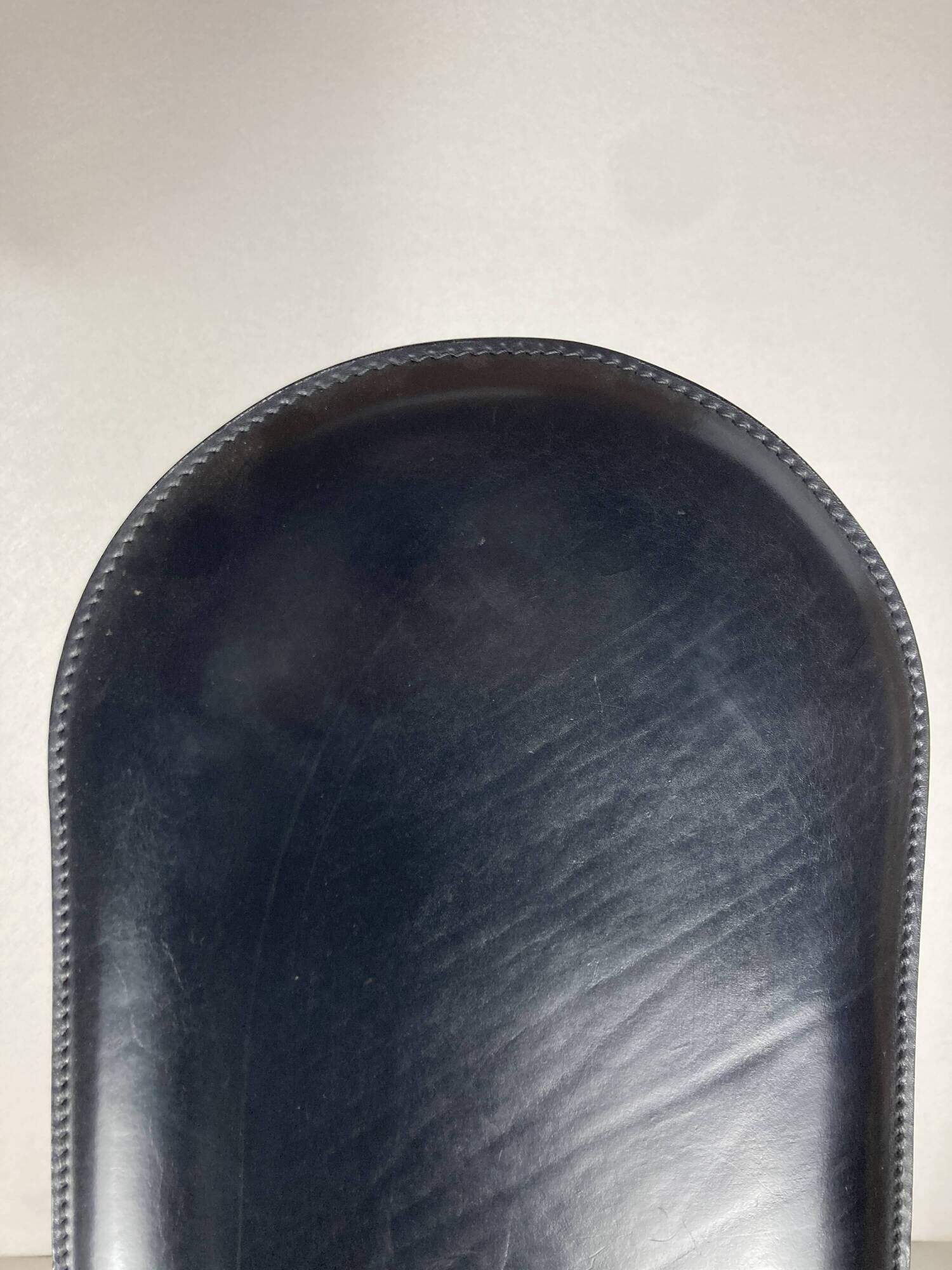 Post modern Memphis high back black leather stitched organic dining chairs, set of 6. Italy, 1980s