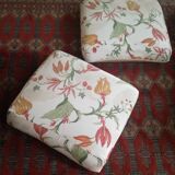 Paire de poufs tissu fleuri