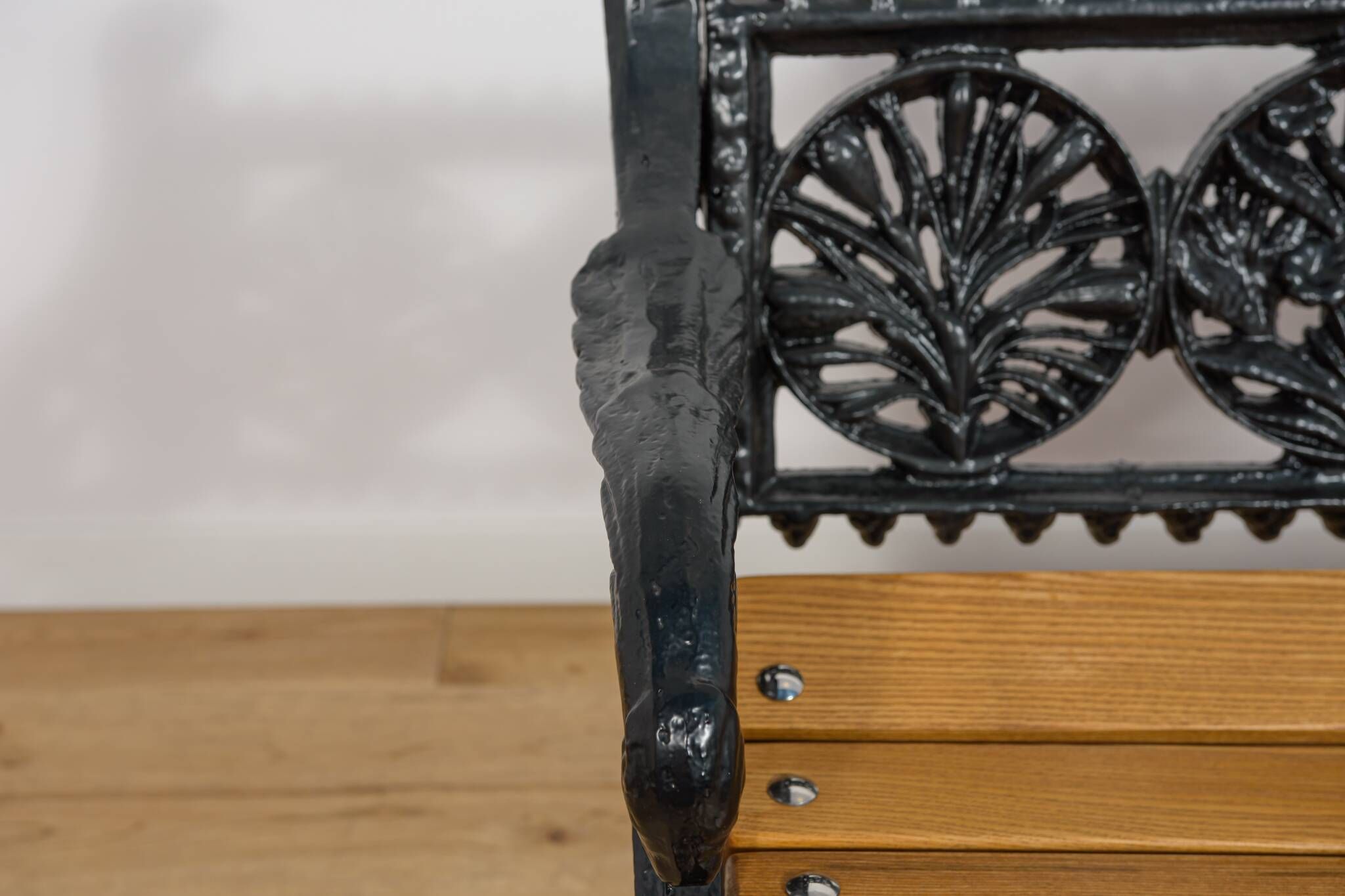 Victorian Cast Iron Garden Set – Bench and Two Armchairs, United Kingdom, Late 19th / Early 20th Century