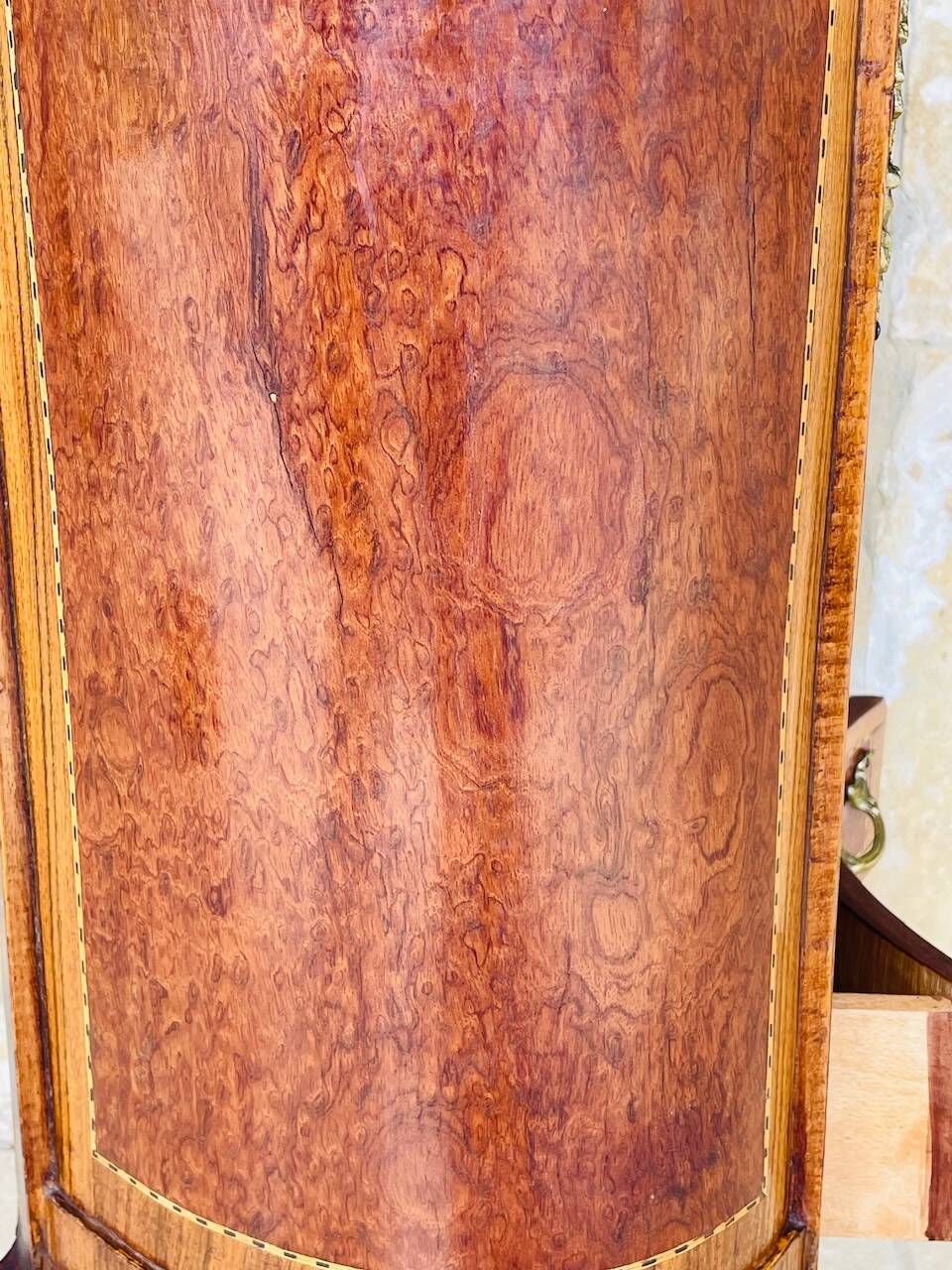 Commode style Louis XV en loupe d'orme et noyer
