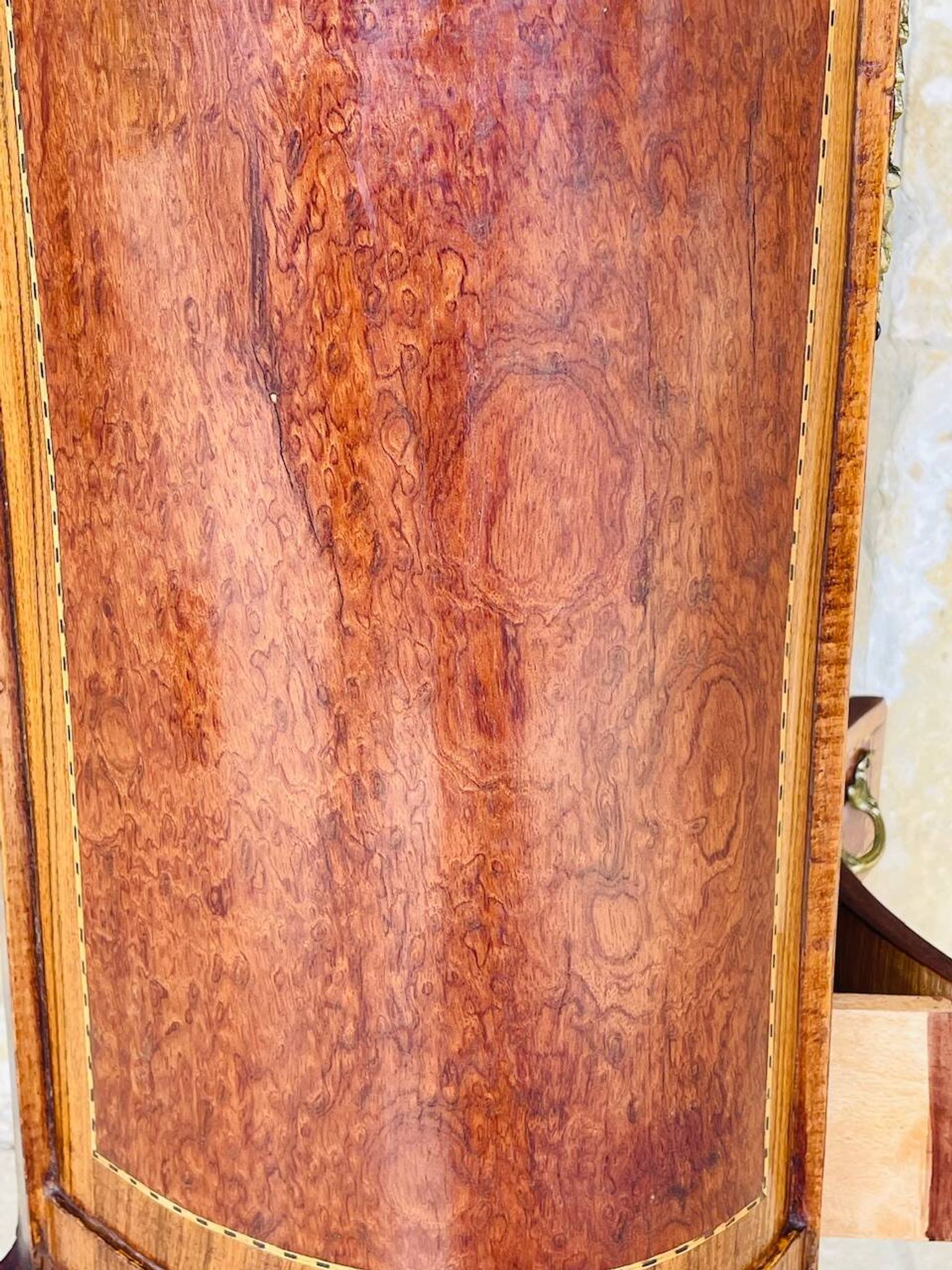 Commode style Louis XV en loupe d'orme et noyer