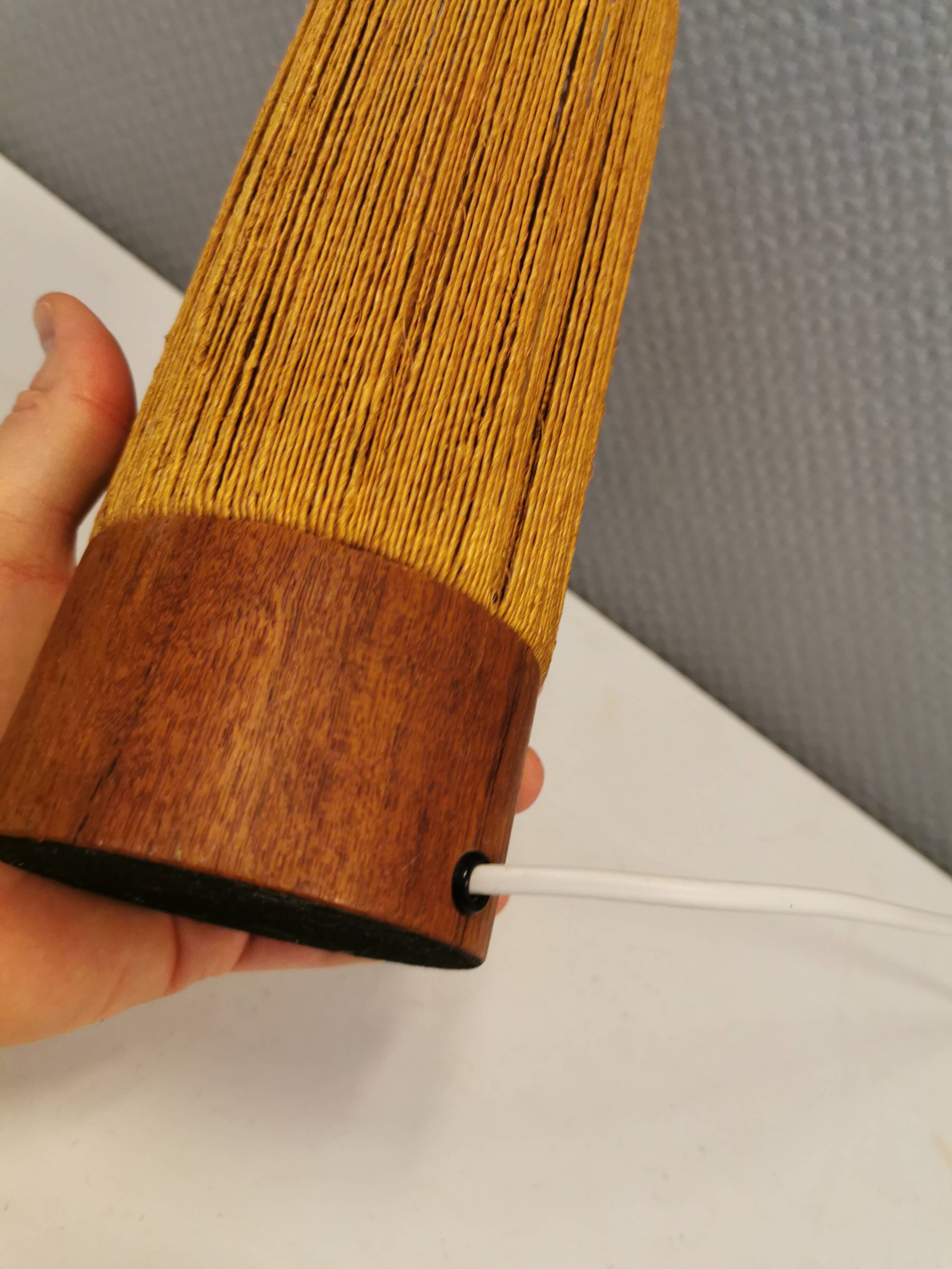 Beautiful cylindrical table lamp in wood and sisal, estimated 1960s-1970s