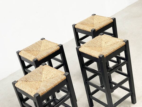 ensemble de quatre tabourets de bar en rotin et bois