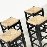 ensemble de quatre tabourets de bar en rotin et bois