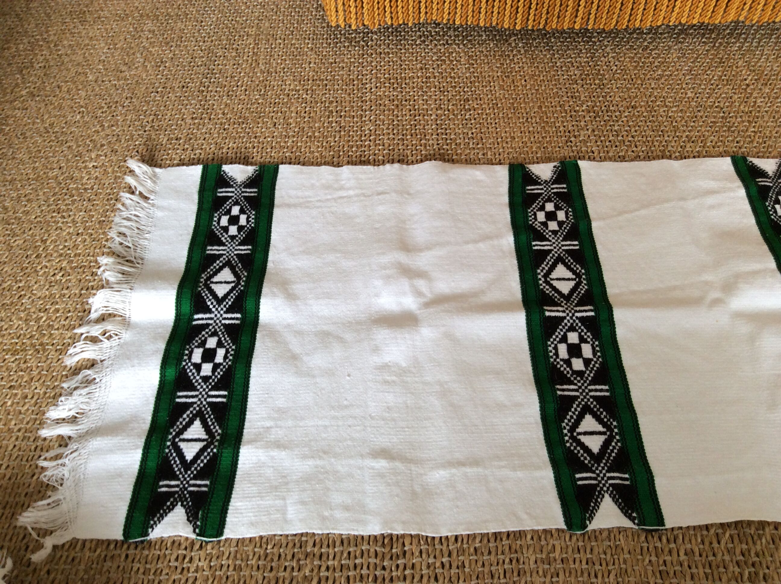 Set of 5 napkins and a table runner