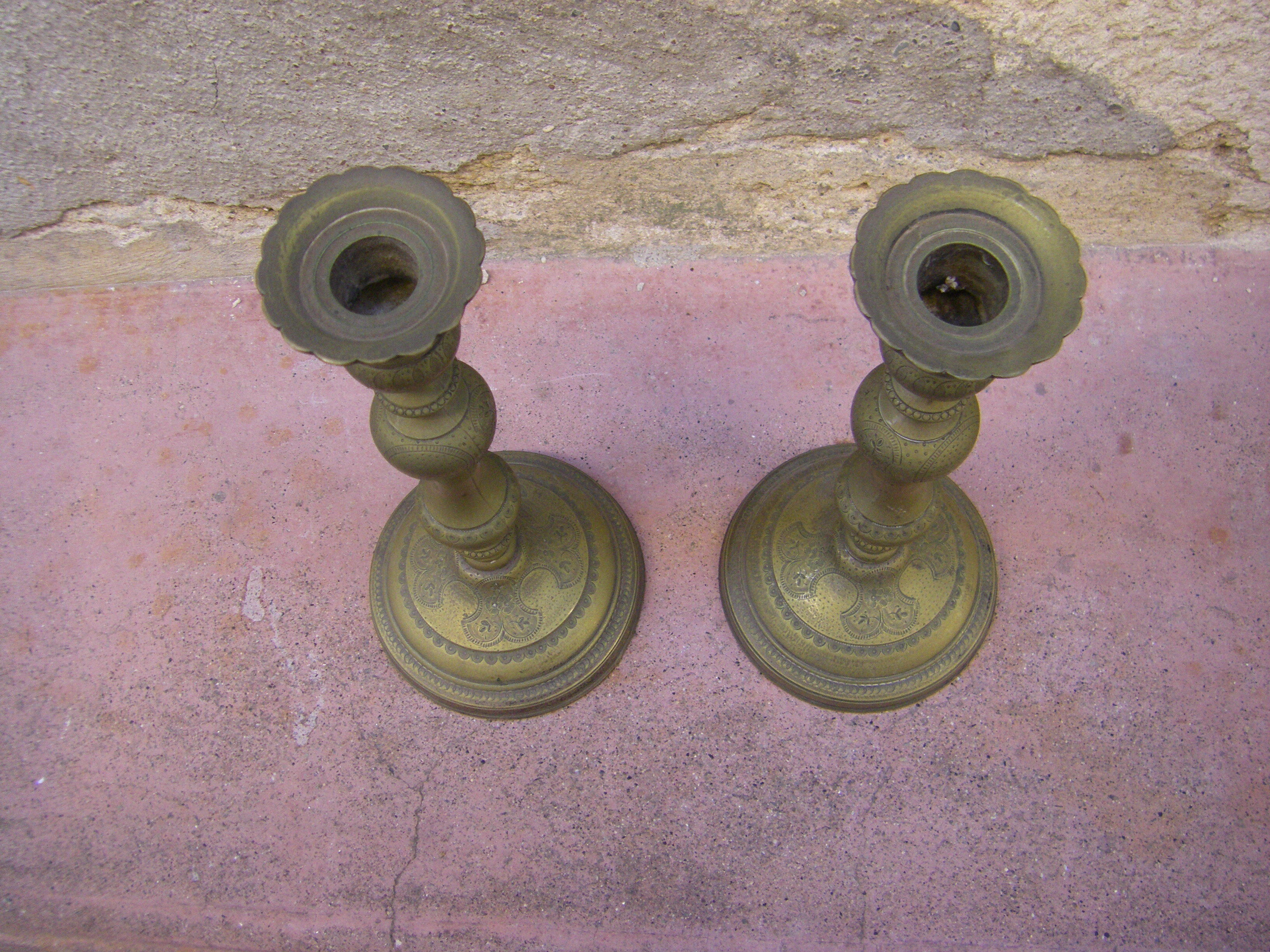 Pair of candle holders with oriental decoration