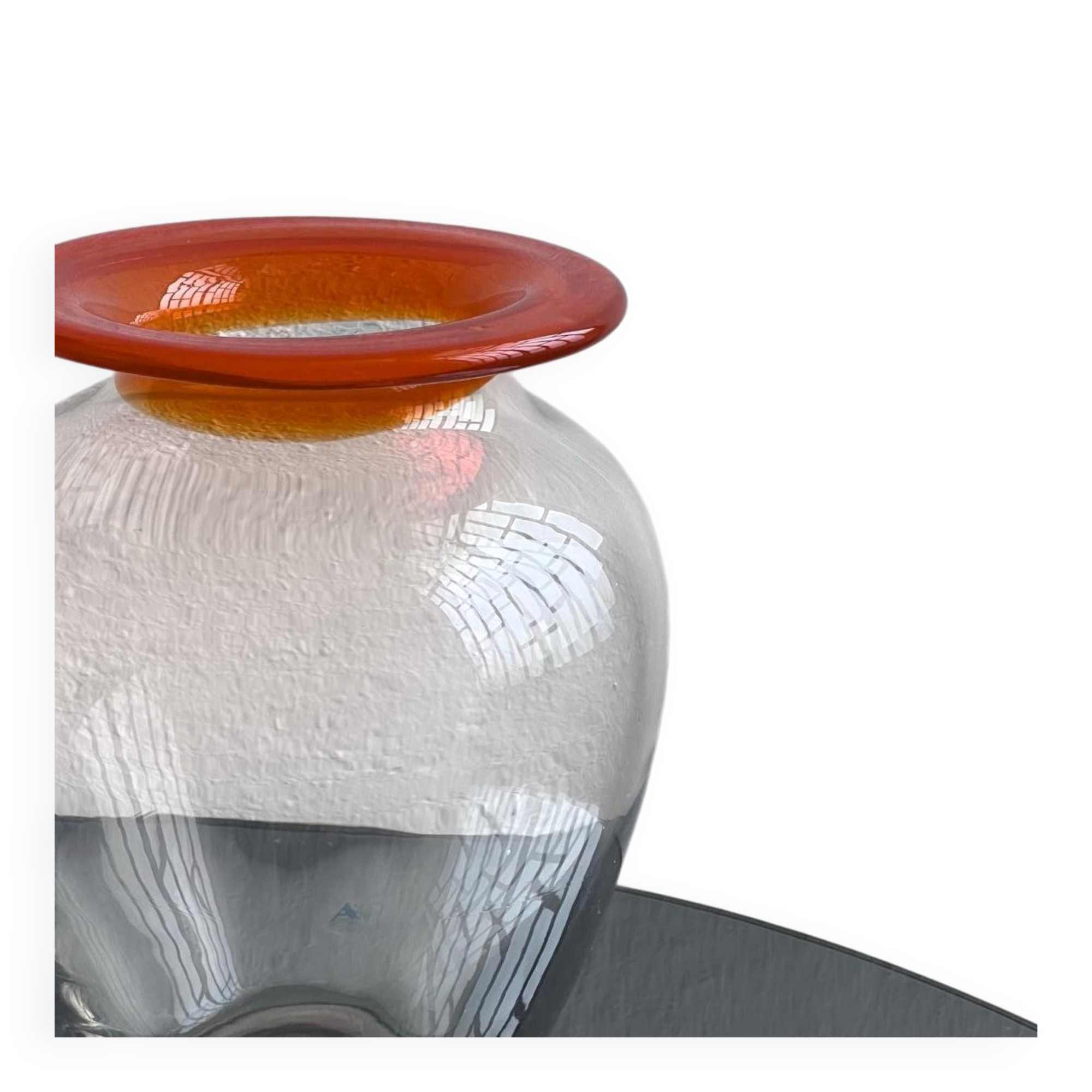 Grand vase en verre des années 1980, transparent avec accent orange, pièce décorative, objet de collection.