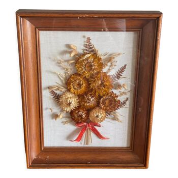 Dried flower frame with velvet knot