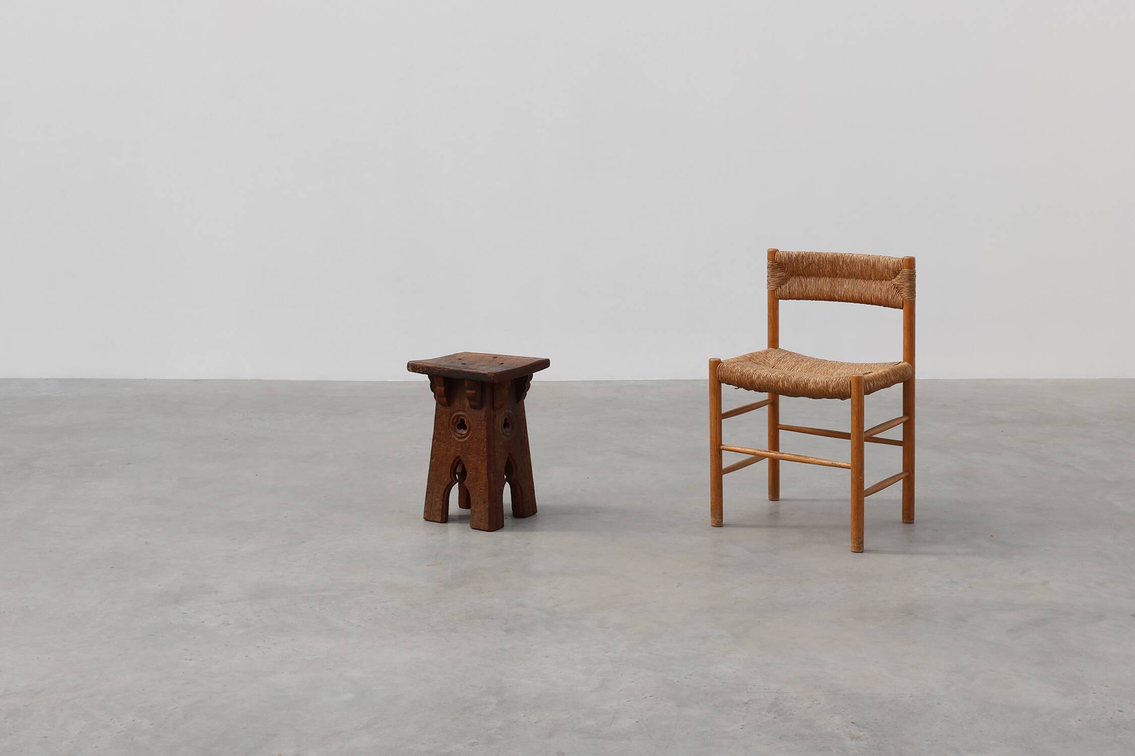 Tabouret bas en bois sculpté français du milieu du XIXe siècle de style gothique