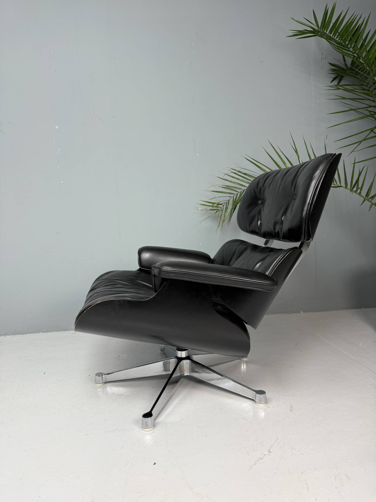 Chaise longue Eames entièrement noire par Herman Miller, années 1970.