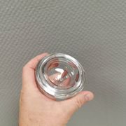 Un ensemble de bougeoirs iittala en verre transparent clair.