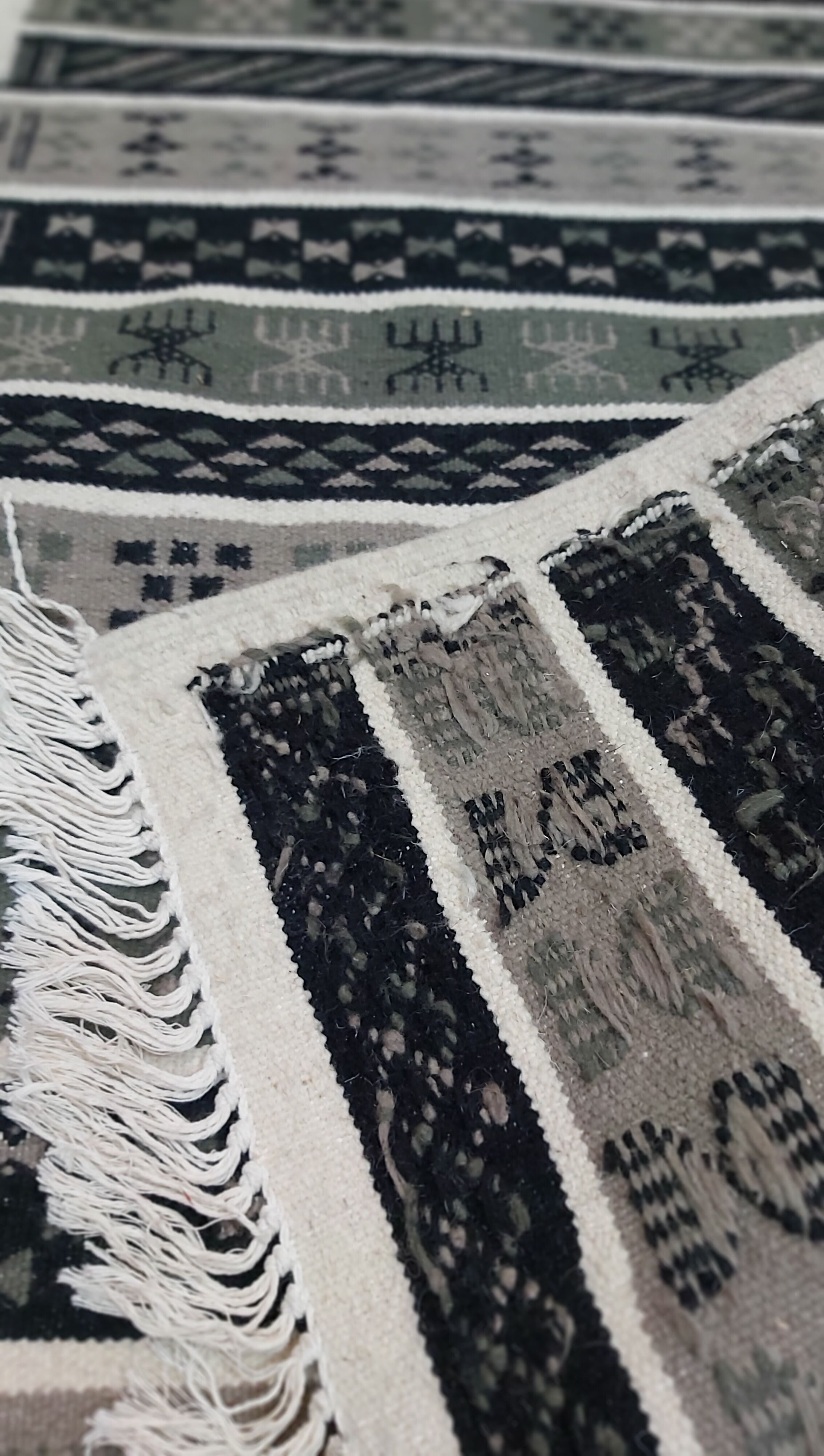 Traditional handmade grey and white black carpet 76x149cm