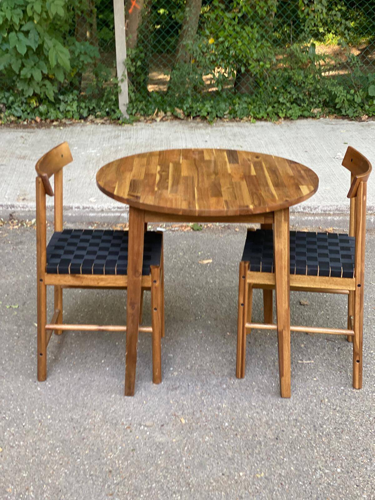Table ronde en bois massif et 2 chaises scandinaves ikea nackanäs