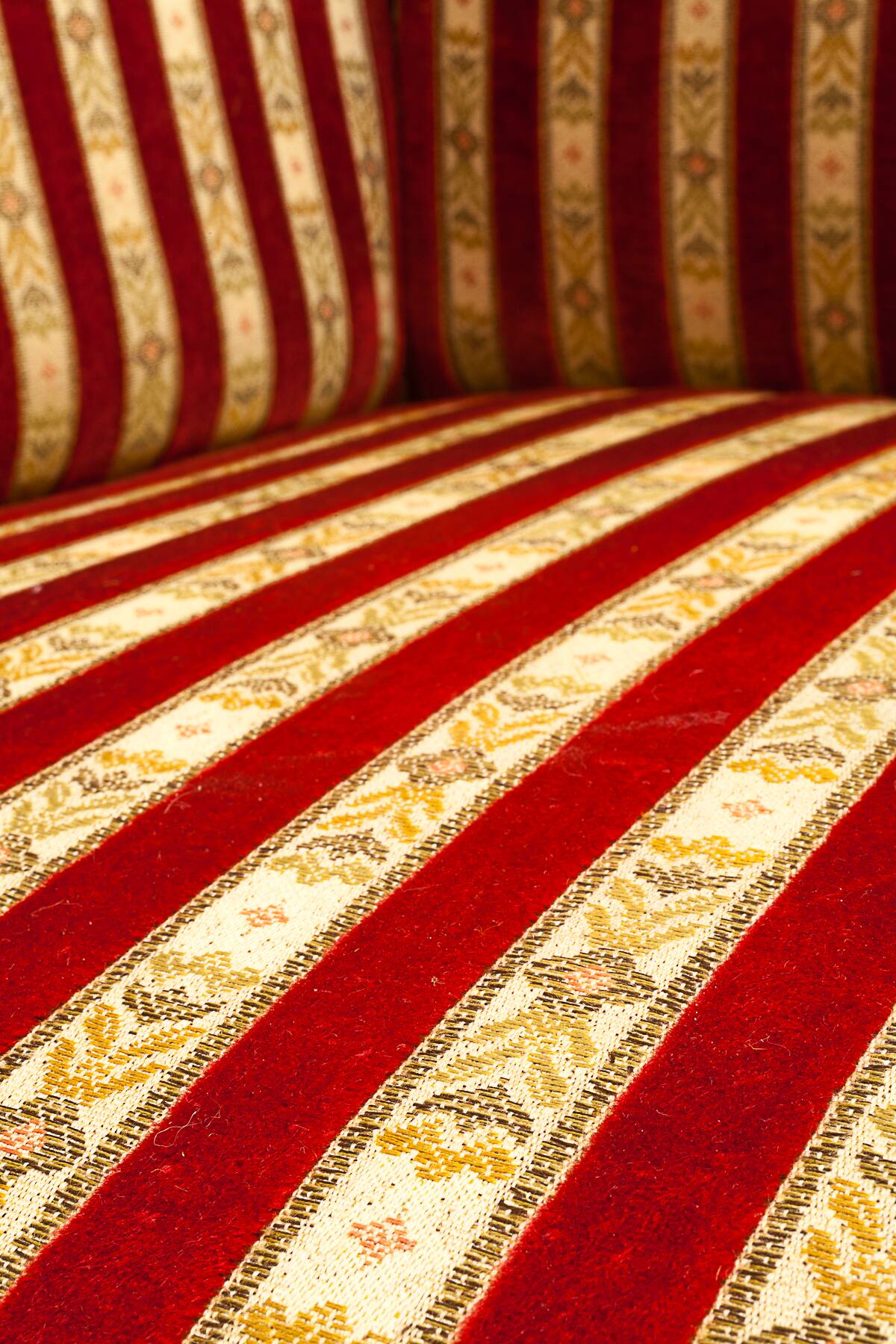 Reclining sofa in silk fabric