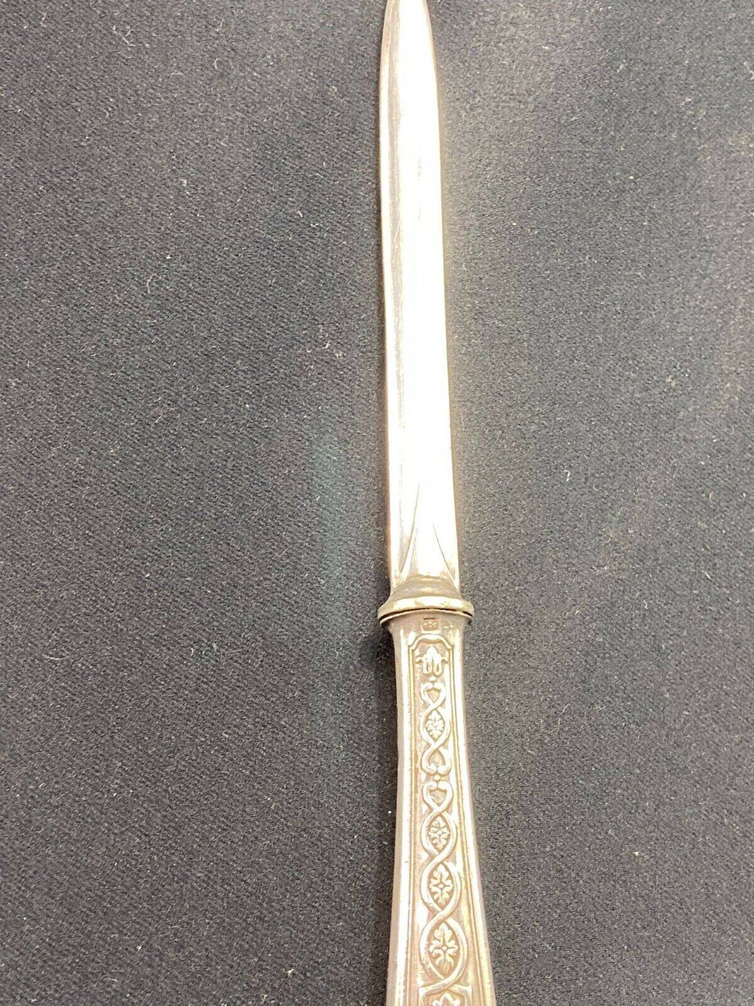 Coupe-papier ouvre-lettre en métal argenté de style Louis XIV