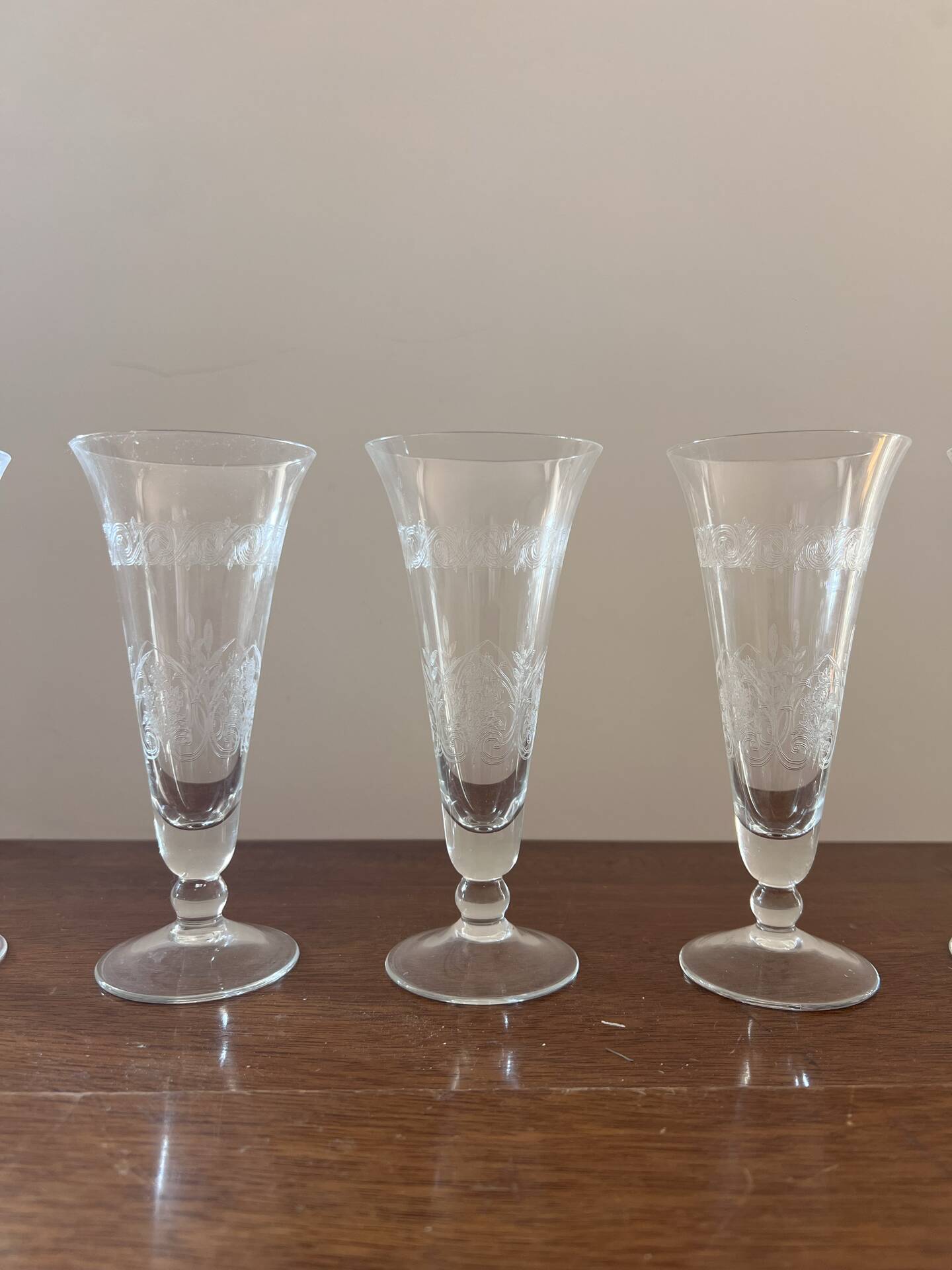 Set de verres cristal Art déco gravé (32 pieces) de 4 tailles