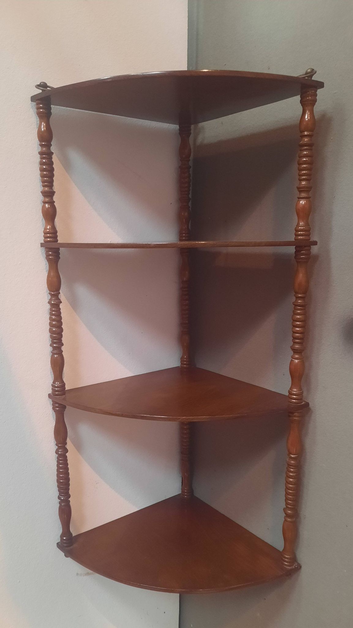 Corner wall shelf with 4 tiers