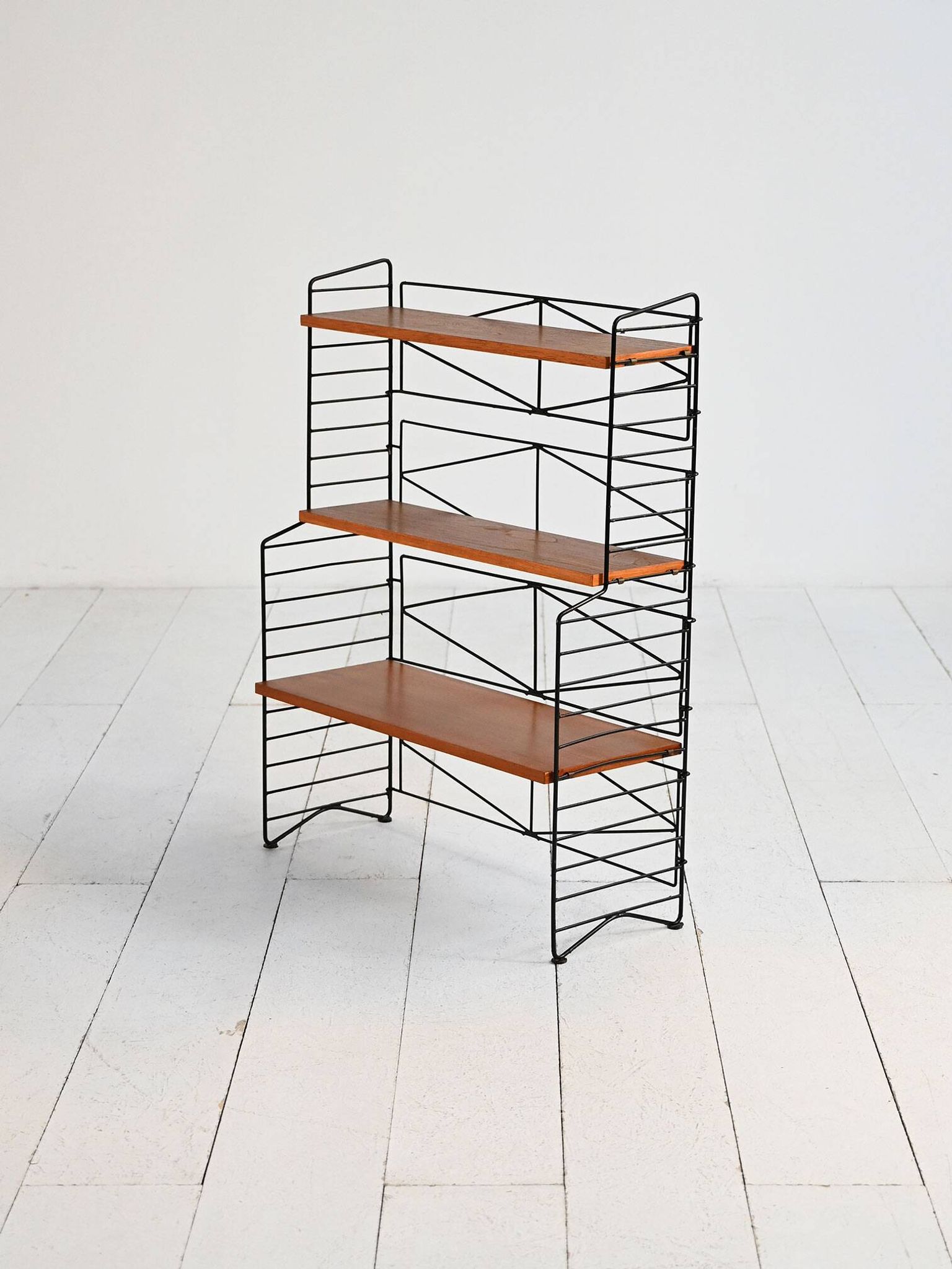 Bibliothèque modulaire scandinave de style "String" des années 1950-60.